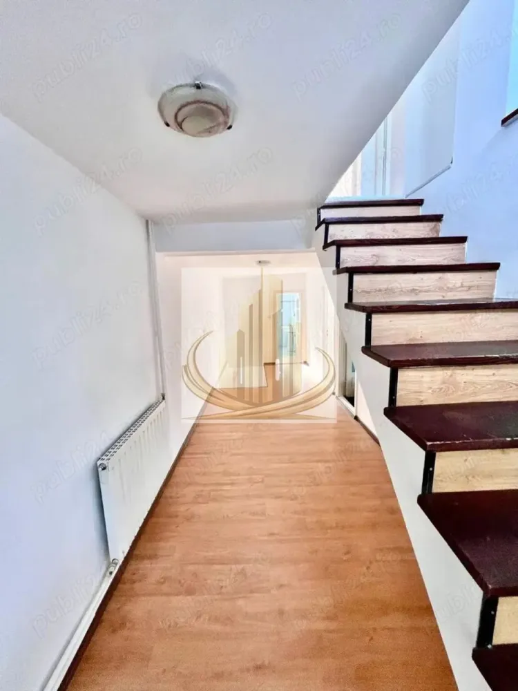De Vanzare Duplex zona Lipovei 168mp 239000 Euro - Grand Mobilis Imobiliare propune spre vânzare jumătate de duplex spațios în Timișoara, zona Lipovei

Preț: 239.000 €

📍 Zonă excelentă, la doar 5 minute de Iulius Town

Detalii proprietate:
Suprafață utilă: 168 mp
Teren: 140 mp
Regim de înălțime: P+E+M
An construcție: 2001
Construcție din cărămidă, acoperiș din țiglă
Front stradal: 6,5 m
Compartimentare:
4 dormitoare
Living generos
Bucătărie cu loc de luat masa
3 băi (câte una pe fiecare nivel)
4 balcoane + terasă
Utilități:

✔ Apă
✔ Gaz
✔ Canalizare
✔ Curent

Avantaje:
Zonă foarte bine dezvoltată, cu acces rapid la:
școli și grădinițe
farmacii și magazine
parcuri și piețe
transport public
Ideal pentru:
locuință de familie
sediu firmă
cabinet medical / salon
birouri