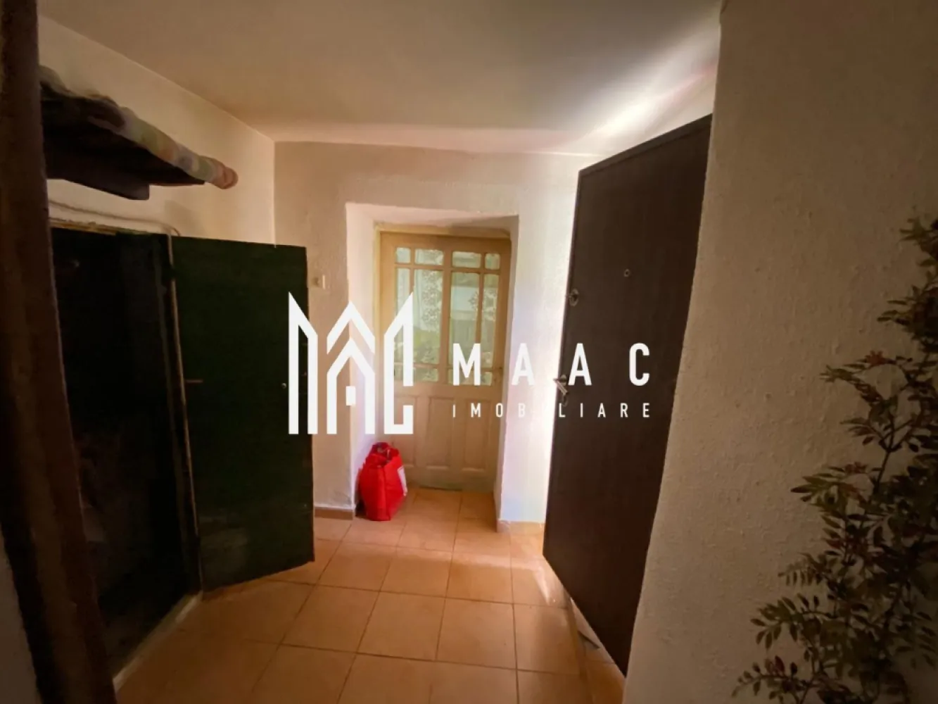Casă 5 camere | 1.087 mp teren | Acces auto | Cincu – Brașov - MAAC Imobiliare vă propune spre vânzare o proprietate individuală situată în localitatea Cincu, județul Brașov, amplasată la stradă asfaltată, într-o zonă centrală și foarte liniștită, cu zonă verde între șosea și accesul către casă, oferind intimitate și confort.

Proprietatea este compusă din două corpuri de clădire separate, fără comunicare între ele, curte, grădină și livadă, fiind potrivită pentru locuință permanentă, casă de vacanță sau investiție.

Detalii proprietate:
-suprafață teren: 1.087 mp
-5 camere
-acces auto în curte
-se predă parțial mobilată
-necesită renovare / modernizare

Compartimentare:

Corpul 1:
-hol de acces
-3 camere, cu acces din prima cameră către celelalte două, stânga–dreapta

Corpul 2:
-hol de acces
-cameră
-bucătărie
-baie

Anexe:
-cămară
-pivniță, ideale pentru depozitare

Încălzire și utilități:
-sobe de teracotă pe gaz și pe lemne
-boiler pentru apă caldă în baie
-utilități: gaz, curent, apă
-canalizare cu fosă septică

Curte și exterior:
-curte cu acces auto
-șură amplasată în plan secund
-grădină și livadă generoase
-zonă verde naturală care separă casa de șosea, oferind liniște și protecție fonică

Avantaje:
-stradă asfaltată
-zonă centrală, dar liniștită
-teren mare de 1.087 mp
-două corpuri de clădire
-potențial excelent de personalizare

📞 Contactați MAAC Imobiliare pentru mai multe informații sau pentru a programa o vizionare, menționează CP2795850.