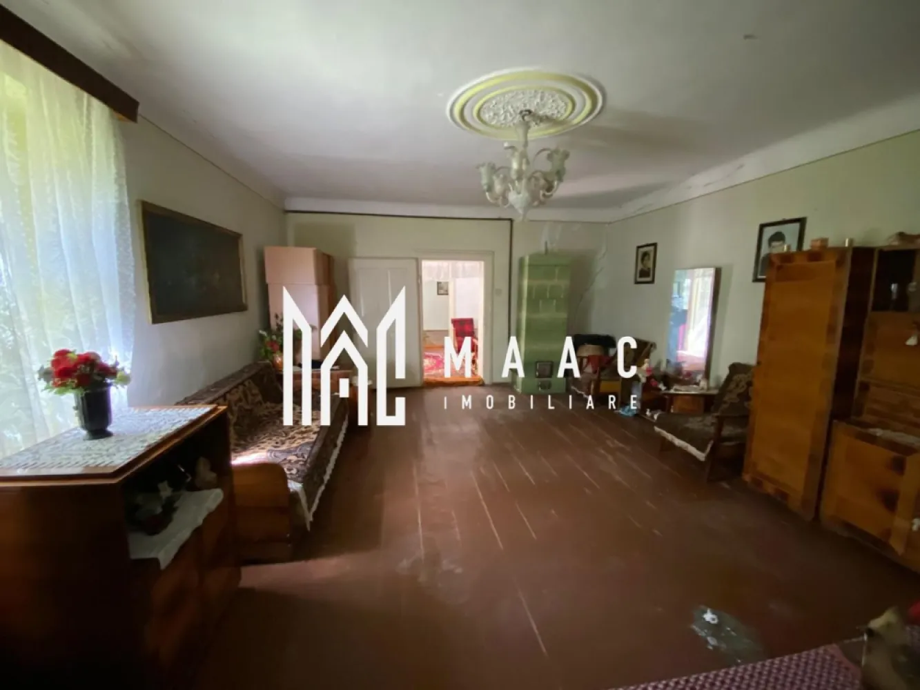 Casă 5 camere | 1.087 mp teren | Acces auto | Cincu – Brașov - MAAC Imobiliare vă propune spre vânzare o proprietate individuală situată în localitatea Cincu, județul Brașov, amplasată la stradă asfaltată, într-o zonă centrală și foarte liniștită, cu zonă verde între șosea și accesul către casă, oferind intimitate și confort.

Proprietatea este compusă din două corpuri de clădire separate, fără comunicare între ele, curte, grădină și livadă, fiind potrivită pentru locuință permanentă, casă de vacanță sau investiție.

Detalii proprietate:
-suprafață teren: 1.087 mp
-5 camere
-acces auto în curte
-se predă parțial mobilată
-necesită renovare / modernizare

Compartimentare:

Corpul 1:
-hol de acces
-3 camere, cu acces din prima cameră către celelalte două, stânga–dreapta

Corpul 2:
-hol de acces
-cameră
-bucătărie
-baie

Anexe:
-cămară
-pivniță, ideale pentru depozitare

Încălzire și utilități:
-sobe de teracotă pe gaz și pe lemne
-boiler pentru apă caldă în baie
-utilități: gaz, curent, apă
-canalizare cu fosă septică

Curte și exterior:
-curte cu acces auto
-șură amplasată în plan secund
-grădină și livadă generoase
-zonă verde naturală care separă casa de șosea, oferind liniște și protecție fonică

Avantaje:
-stradă asfaltată
-zonă centrală, dar liniștită
-teren mare de 1.087 mp
-două corpuri de clădire
-potențial excelent de personalizare

📞 Contactați MAAC Imobiliare pentru mai multe informații sau pentru a programa o vizionare, menționează CP2795850.