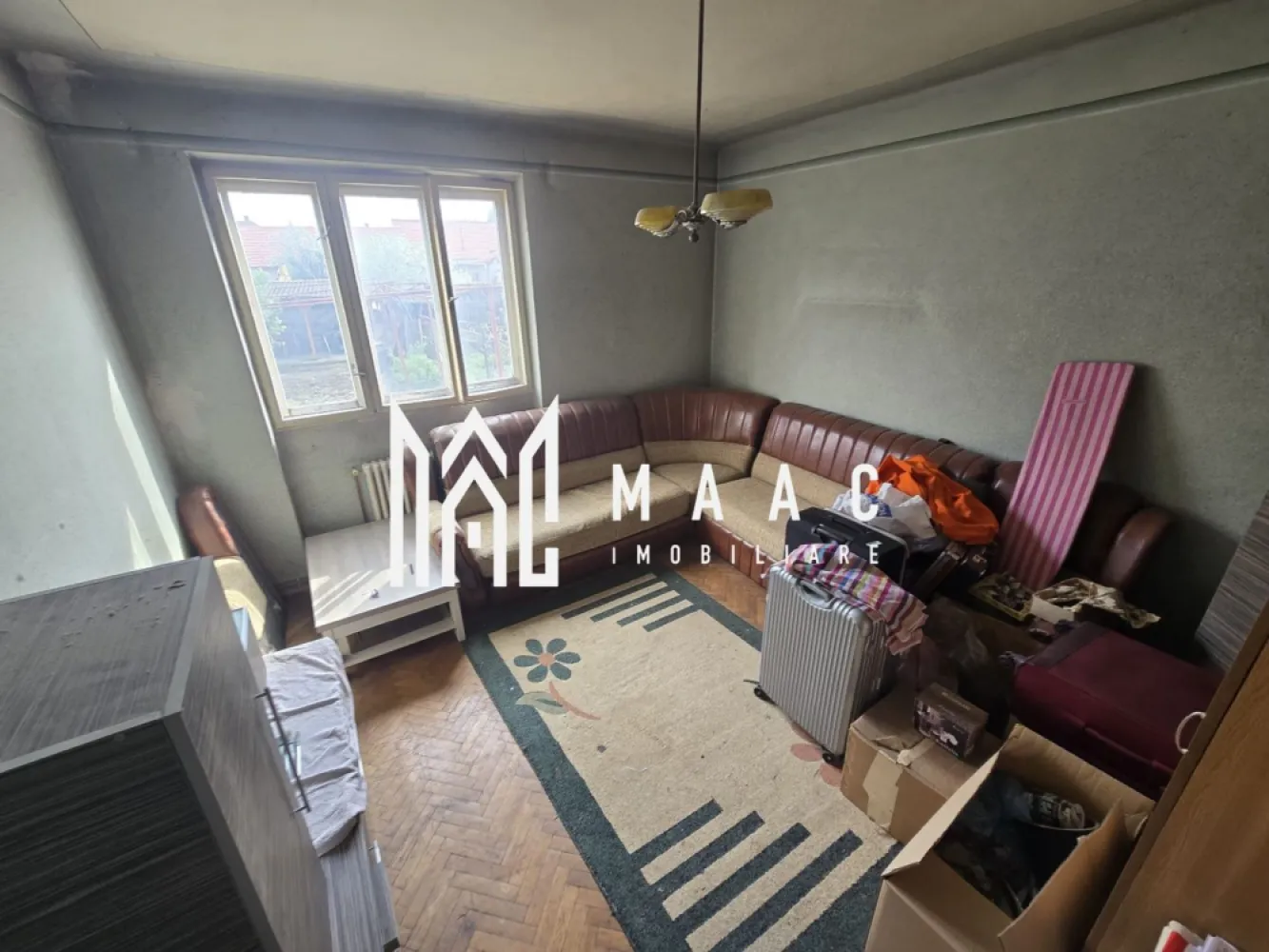 Apartament la casa 4 camere 300 teren zona Centrala - MAAC Imobiliare vă propune spre vânzare un duplex pe un singur nivel, spațios și luminos, situat pe strada Reconstrucției nr. 5, la câteva minute de mers pe jos de centrul Sibiului. Proprietatea este dispusă pe un singur nivel, are intrări separate și o suprafață utilă totală de 159 mp, fiind complet decomandată, ideală atât pentru locuință, cât și pentru investiție sau alte tipuri de utilizare.

Imobilul beneficiază de o compartimentare practică și generoasă, potrivită pentru o familie, dar și pentru cei care caută o proprietate cu potențial mixt, rezidențial și comercial. Camerele sunt mari, bine luminate natural și atent distribuite, oferind confort și flexibilitate în amenajare.

Compartimentare:
-3 dormitoare decomandate, generoase
-living spațios și luminos
-bucătărie separată
-cămară
-baie cu cadă și geam pentru aerisire naturală
-terasă de aproximativ 10 mp

La demisol, proprietatea dispune de spații suplimentare care extind semnificativ posibilitățile de utilizare, fiind potrivite atât pentru activități comerciale, cât și pentru locuire sau depozitare.

Demisol:
-cameră cu baie proprie
-spațiu comercial
-garsonieră
-birou sau depozitare
-pivniță uscată, perfectă pentru depozitare

Terenul are o suprafață totală de 300 mp și poate fi amenajat după propriul gust, în funcție de necesități și preferințe. Această proprietate din Sibiu reprezintă o opțiune atractivă pentru cei care caută un duplex de vânzare cu teren, într-o zonă accesibilă, aproape de centrul orașului, cu multiple variante de compartimentare și valorificare.

Dotări și îmbunătățiri:
-casă izolată exterior cu izolație de 10 cm
-geamuri termopan
-centrală termică proprie Bosch
-calorifere din fontă, cu eficiență termică ridicată
-acoperiș recent schimbat

Avantajele acestei proprietăți sunt date de suprafața utilă generoasă, camerele mari și luminoase, compartimentarea decomandată și versatilitatea spațiilor existente. Este o alegere potrivită atât pentru locuit, cât și pentru activități comerciale, oferind posibilitatea de amenajare în funcție de nevoi.

Pentru preț și detalii, vă rugăm să menționați la telefon numărul CP3046333