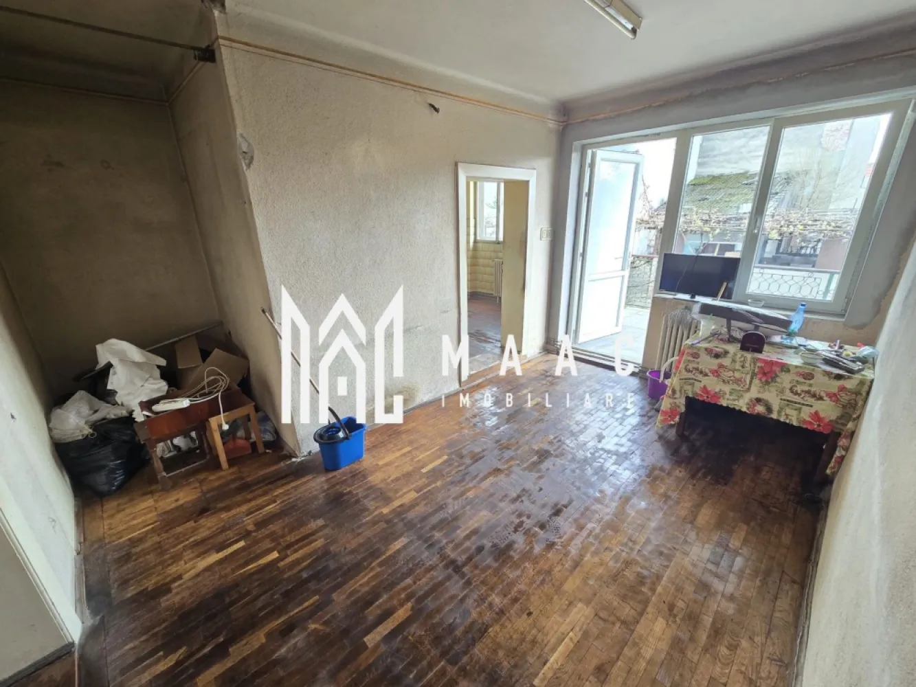 Apartament la casa 4 camere 300 teren zona Centrala - MAAC Imobiliare vă propune spre vânzare un duplex pe un singur nivel, spațios și luminos, situat pe strada Reconstrucției nr. 5, la câteva minute de mers pe jos de centrul Sibiului. Proprietatea este dispusă pe un singur nivel, are intrări separate și o suprafață utilă totală de 159 mp, fiind complet decomandată, ideală atât pentru locuință, cât și pentru investiție sau alte tipuri de utilizare.

Imobilul beneficiază de o compartimentare practică și generoasă, potrivită pentru o familie, dar și pentru cei care caută o proprietate cu potențial mixt, rezidențial și comercial. Camerele sunt mari, bine luminate natural și atent distribuite, oferind confort și flexibilitate în amenajare.

Compartimentare:
-3 dormitoare decomandate, generoase
-living spațios și luminos
-bucătărie separată
-cămară
-baie cu cadă și geam pentru aerisire naturală
-terasă de aproximativ 10 mp

La demisol, proprietatea dispune de spații suplimentare care extind semnificativ posibilitățile de utilizare, fiind potrivite atât pentru activități comerciale, cât și pentru locuire sau depozitare.

Demisol:
-cameră cu baie proprie
-spațiu comercial
-garsonieră
-birou sau depozitare
-pivniță uscată, perfectă pentru depozitare

Terenul are o suprafață totală de 300 mp și poate fi amenajat după propriul gust, în funcție de necesități și preferințe. Această proprietate din Sibiu reprezintă o opțiune atractivă pentru cei care caută un duplex de vânzare cu teren, într-o zonă accesibilă, aproape de centrul orașului, cu multiple variante de compartimentare și valorificare.

Dotări și îmbunătățiri:
-casă izolată exterior cu izolație de 10 cm
-geamuri termopan
-centrală termică proprie Bosch
-calorifere din fontă, cu eficiență termică ridicată
-acoperiș recent schimbat

Avantajele acestei proprietăți sunt date de suprafața utilă generoasă, camerele mari și luminoase, compartimentarea decomandată și versatilitatea spațiilor existente. Este o alegere potrivită atât pentru locuit, cât și pentru activități comerciale, oferind posibilitatea de amenajare în funcție de nevoi.

Pentru preț și detalii, vă rugăm să menționați la telefon numărul CP3046333
