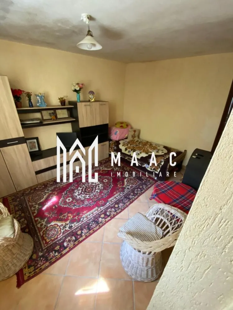 Casă 5 camere | 1.087 mp teren | Acces auto | Cincu – Brașov - MAAC Imobiliare vă propune spre vânzare o proprietate individuală situată în localitatea Cincu, județul Brașov, amplasată la stradă asfaltată, într-o zonă centrală și foarte liniștită, cu zonă verde între șosea și accesul către casă, oferind intimitate și confort.

Proprietatea este compusă din două corpuri de clădire separate, fără comunicare între ele, curte, grădină și livadă, fiind potrivită pentru locuință permanentă, casă de vacanță sau investiție.

Detalii proprietate:
-suprafață teren: 1.087 mp
-5 camere
-acces auto în curte
-se predă parțial mobilată
-necesită renovare / modernizare

Compartimentare:

Corpul 1:
-hol de acces
-3 camere, cu acces din prima cameră către celelalte două, stânga–dreapta

Corpul 2:
-hol de acces
-cameră
-bucătărie
-baie

Anexe:
-cămară
-pivniță, ideale pentru depozitare

Încălzire și utilități:
-sobe de teracotă pe gaz și pe lemne
-boiler pentru apă caldă în baie
-utilități: gaz, curent, apă
-canalizare cu fosă septică

Curte și exterior:
-curte cu acces auto
-șură amplasată în plan secund
-grădină și livadă generoase
-zonă verde naturală care separă casa de șosea, oferind liniște și protecție fonică

Avantaje:
-stradă asfaltată
-zonă centrală, dar liniștită
-teren mare de 1.087 mp
-două corpuri de clădire
-potențial excelent de personalizare

📞 Contactați MAAC Imobiliare pentru mai multe informații sau pentru a programa o vizionare, menționează CP2795850.