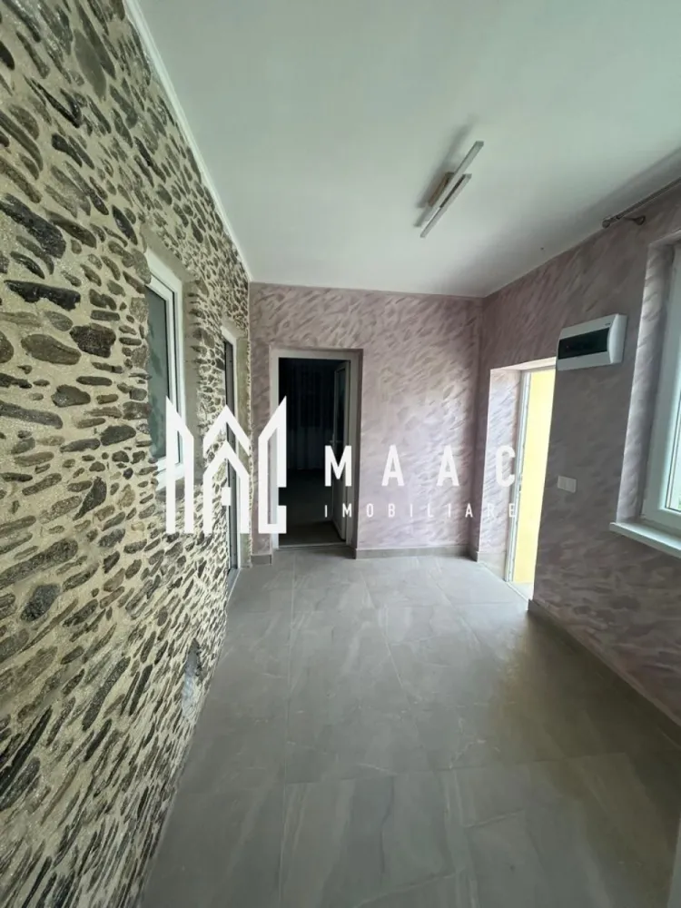 Casa Individuala I 2 Camere I Garaj I Central I Saliste - Se vinde o casă individuală, situată într-o zonă liniștită, în apropiere de Spitalul Săliște, cu acces facil către punctele de interes ale localității. 
Proprietatea dispune de teren în suprafață de 240 mp și este recent parțial renovată, fiind disponibilă pentru mutare imediată.

Compartimentare:
2 camere
Bucătărie
Baie

Caracteristici principale:
Supafață teren: 240 mp
Casă individuală
Recent parțial renovată
Încălzire prin sobe de teracotă
Gazul este la poartă
Garaj
Pivniță
Disponibilă imediat
Zonă: lângă Spital Săliște

Detalii suplimentare:
Curte proprie, potrivită pentru relaxare sau grădină
Posibilitate de racordare la gaz
Spații auxiliare utile pentru depozitare
Proprietate potrivită pentru locuire permanentă sau casă de vacanță
Acces facil și zonă liniștită

Această proprietate reprezintă o oportunitate bună pentru cei care caută o casă individuală cu teren, într-o zonă accesibilă, cu posibilitatea de modernizare ulterioară.

Pentru informati si vizionari: ID: CP2855068