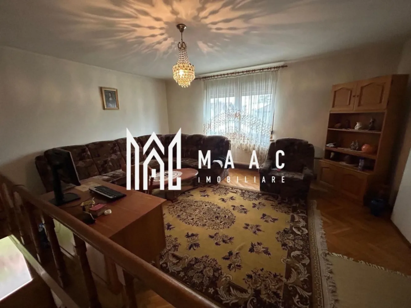 Casa 6 camere I 263 MPU I 700 MP Teren I Talmaciu - MAAC Imobiliare vă propunem spre vânzare o casă spațioasă, situată ultracentral în Tălmaciu, cu acces facil la toate punctele de interes: magazine, gară, școală, farmacie și alte facilități, aflate la doar câteva minute de mers pe jos.

Imobilul are o suprafață utilă de 263 mp și este amplasat pe un teren de 700 mp. Casa dispune de două intrări și este structurată pe două etaje + pod mansardabil, oferind multiple posibilități de compartimentare și utilizare.

Compartimentare:
- 2 livinguri
- 4 camere
- 2 băi
- bucătărie cu mobilier la comandă și aparatură aproape nouă, inclusiv mașină de spălat vase
- cămară
- terasă închisă
- 2 pivnițe
- bucătărie de vară
- spații de depozitare/magazii

Casa beneficiază de scară interioară, parchet masiv în stare foarte bună și un dormitor foarte generos, dotat cu sobă de teracotă amplasată între dormitor și baie, suplimentar față de sistemul de încălzire centralizat.
Încălzirea se realizează prin centrală pe gaz, completată de două sobe de teracotă pe lemne. Proprietatea include și garaj pentru o mașină, cu posibilitatea de transformare în spațiu comercial.
Această proprietate este ideală atât pentru locuință familială, cât și pentru investiție sau activitate comercială, datorită poziției ultracentrale și a accesului facil.
Pentru mai multe detalii si programarea unei vizionari va rugam sa specificati ID: CP2853350