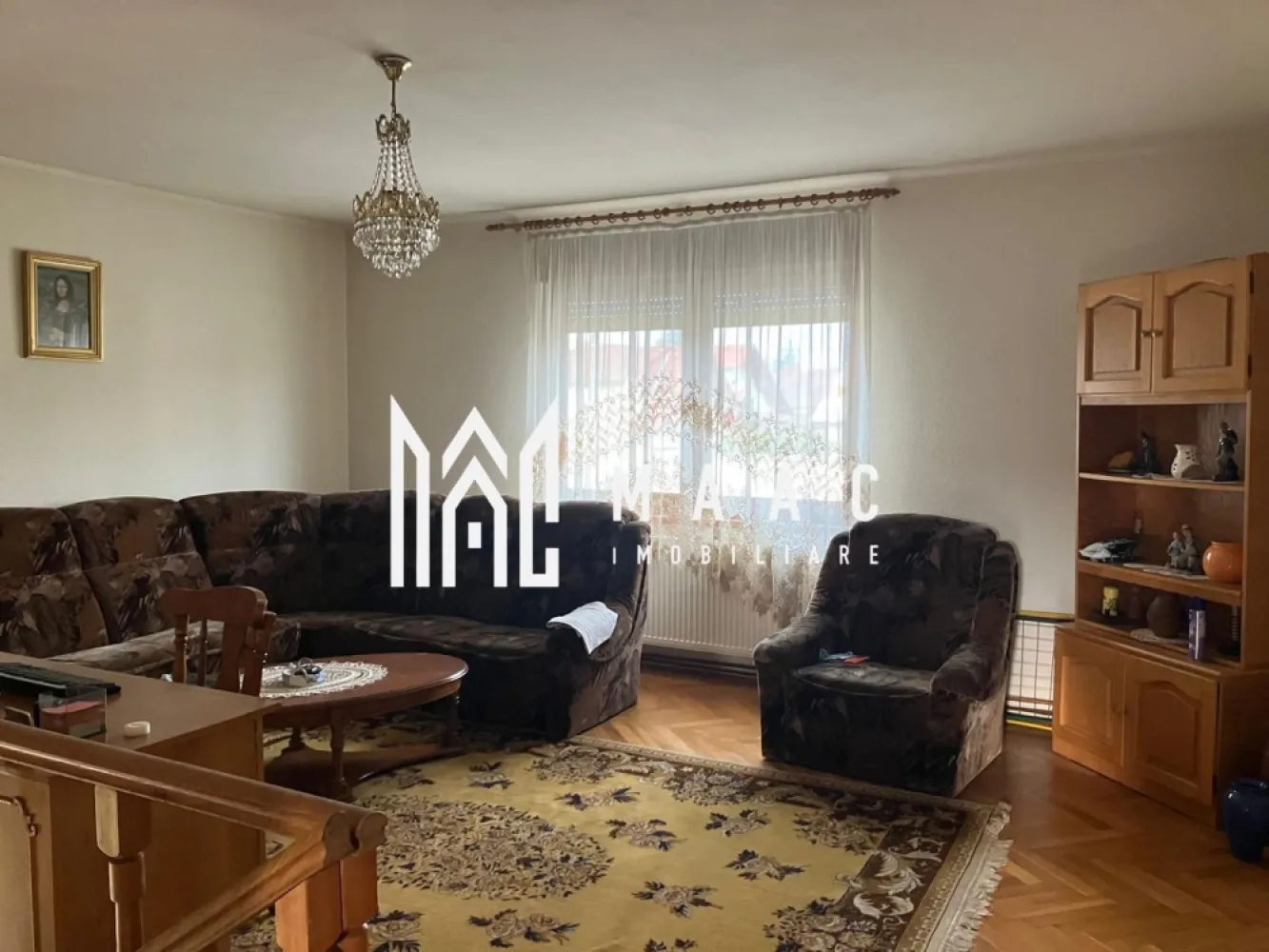 Casa 6 camere I 263 MPU I 700 MP Teren I Talmaciu - MAAC Imobiliare vă propunem spre vânzare o casă spațioasă, situată ultracentral în Tălmaciu, cu acces facil la toate punctele de interes: magazine, gară, școală, farmacie și alte facilități, aflate la doar câteva minute de mers pe jos.

Imobilul are o suprafață utilă de 263 mp și este amplasat pe un teren de 700 mp. Casa dispune de două intrări și este structurată pe două etaje + pod mansardabil, oferind multiple posibilități de compartimentare și utilizare.

Compartimentare:
- 2 livinguri
- 4 camere
- 2 băi
- bucătărie cu mobilier la comandă și aparatură aproape nouă, inclusiv mașină de spălat vase
- cămară
- terasă închisă
- 2 pivnițe
- bucătărie de vară
- spații de depozitare/magazii

Casa beneficiază de scară interioară, parchet masiv în stare foarte bună și un dormitor foarte generos, dotat cu sobă de teracotă amplasată între dormitor și baie, suplimentar față de sistemul de încălzire centralizat.
Încălzirea se realizează prin centrală pe gaz, completată de două sobe de teracotă pe lemne. Proprietatea include și garaj pentru o mașină, cu posibilitatea de transformare în spațiu comercial.
Această proprietate este ideală atât pentru locuință familială, cât și pentru investiție sau activitate comercială, datorită poziției ultracentrale și a accesului facil.
Pentru mai multe detalii si programarea unei vizionari va rugam sa specificati ID: CP2853350