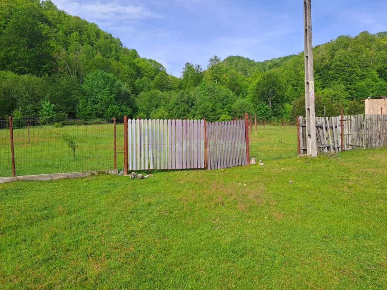teren de vz in Berevoiesti / AG ( zona Pastravaria Rausor) - Compania imobiliara Apulum94 are placerea de a va propune spre vanzare un teren situat in comuna Berevoiesti / Arges, aflat intr-o zona mirifica, la 50 de metri de piriul Riusor care izvoraste din Muntii Iezer - Papusa.

In zona Bratia - Riusor intre localitatile Cimpulung Muscel si Curtea de Arges. sunt multiple oportunitati turistice, terenul fiind situat in proximitatea Pastravariei Rausor; terenul este intravilan , construibil 
In zona se afla multe pensiuni , pastravarii si casa de vinatoare 

Cu o deschidere de 29 ml, terenul de 834 mp este drept, usor de amenajat si perfect pentru o locuinta de vis, o cabana rustica sau o investitie in turism. 
Din Bucuresti se ajunge in 2 ore, A1 Pitesti - apoi DN spre Berevoesti, sau direct A1 pana la Curtea de Argeș si apoi 20-25 min spre Berevoiesti. 
Terenul este intravilan, Certificat de informare atasat , Acces la drumul zonei. 

Are mai multe Pensiuni in zona, cea mai renumita la aproximativ 150m este Prastravaria Rausor. Parcela este parte dintr-un teren parcelat cu 6 parcele aproape identice, Limita pe o laterala este chiar padurea si in fata terenului care insumeaza toate parcelele este si un parau foarte 
frumos "Rausor". 
Utilitati: Curent electric. Pentru Apa se foreaza put propriu, la fel si pentru fosa.

Avantajele esentiale sunt: un cadru natural spectaculos si oportunitati multiple. Sintetizez cateva oportunitati mai jos:
- Casa sau cabana de vacanta 
- Camping - atractie pentru turistii iubitori de aventura;
- Parcare pentru rulote si autorulote 
- Pensiune sau casute de inchiriat 

Amintesc cateva atractii turistice de neratat in apropiere:
_ Canionul Valea lui Stan - o experienta spectaculoasa pentru iubitorii de drumetii; Cascada Capra - una dintre cele mai frumoase cascade din Romania; Manastirea Aninoasa, Manastirea Slanic, Manastirea Corbii de Piatra; Manastirea Curtea de Arges; Cetatea Poienari - legendarul refugiu al lui Vlad Țepes; Cascada Șapte Izvoare (Muntii Bucegi) ; Cheile Brateiului (Muntii Bucegi) - peisaje salbatice si trasee de poveste; Lacul Satic - perfect pentru relaxare si pescuit; Barajul si Lacul Vidraru; Varful Moldoveanu - cel mai inalt varf din Romania; Pestera Dambovicioara; Castrul Roman Campulung - Jidova - o pagina de istorie la fiecare pas.

Aceasta poate fi investitia ta intr-un colt de paradis! 

Va invitam la vizionare pentru a simti farmecul acestui loc, cu 0% comision la cumparator!

Pentru mai multe detalii despre oferta prezentata sau alte oferte similare, astept cu maxim interes sa ma contactati la numarul de telefon din anunt sau pe Whatsapp

Cu respect,

Aurelian Popescu / 0733.683.456
Apulum94 - Un partener de cursa lunga!