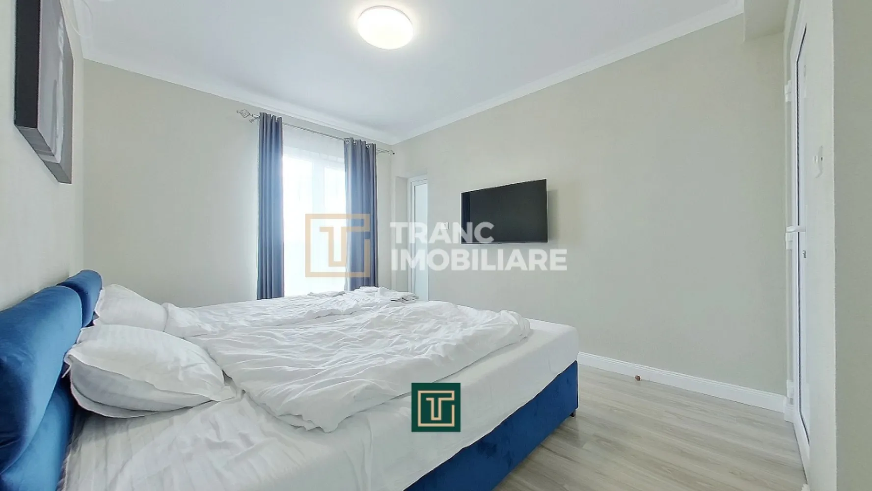 Pensiune de 3 stele cu 17 camere in stadiu final de renovare - Vă prezentăm o oportunitate rară de investiție într-un business funcțional, bine organizat și pregătit pentru continuarea activității imediat. Această proprietate nu reprezintă doar o pensiune oferită spre vânzare, ci o afacere la cheie, cu structură clară, facilități complete și multiple direcții de dezvoltare în domeniul ospitalității.

Proprietatea este alcătuită din două corpuri de clădire. Corpul principal, amplasat în partea din față, dispune de 13 camere, iar corpul secundar, situat în partea din spate, completează proprietatea cu încă 4 camere. În total, pensiunea oferă 17 camere și 18 băi, fiecare cameră având baie proprie, un avantaj important pentru confortul oaspeților și pentru buna desfășurare a activității turistice.

Imobilul a fost construit în anul 2006, este finalizat, disponibil imediat și edificat pe structură din cărămidă. Suprafața utilă este de aproximativ 600 mp, suprafața construită ajunge la 700 mp, iar terenul aferent are o suprafață totală de 1.375 mp. Proprietatea beneficiază și de o curte generoasă, iar regimul de înălțime este demisol + parter + mansardă.

Pensiunea dispune de toate facilitățile necesare pentru desfășurarea unei activități turistice complete și atractive. Restaurantul propriu, bucătăria complet echipată, terasa destinată oaspeților, piscina exterioară, zona de relaxare amenajată și parcarea generoasă cu 12 locuri în curtea interioară contribuie la conturarea unei proprietăți pregătite să răspundă atât cerințelor pieței, cât și așteptărilor unui investitor atent la potențialul real al unei astfel de achiziții.

Unul dintre marile avantaje ale acestei proprietăți este faptul că businessul este deja funcțional, ceea ce permite preluarea și continuarea activității fără întârzieri. Compartimentarea este eficientă, spațiile sunt bine gândite pentru cazare, servirea mesei și relaxare, iar proprietatea oferă un potențial real de extindere și diversificare a serviciilor. Amplasarea într-o zonă cu trafic pietonal moderat oferă un echilibru foarte bun între accesibilitate, vizibilitate și liniștea necesară unei unități de cazare.

Această proprietate este ideală pentru investitorii care își doresc o afacere stabilă, cu o bază solidă și perspective reale de creștere. Fie că intenționați să continuați activitatea existentă, fie că aveți în vedere dezvoltarea unui nou concept în zona turismului și ospitalității, această pensiune oferă cadrul potrivit pentru o investiție sigură și valoroasă.

Pentru mai multe detalii și pentru programarea unei vizionări, echipa Tranc Imobiliare vă stă la dispoziție.