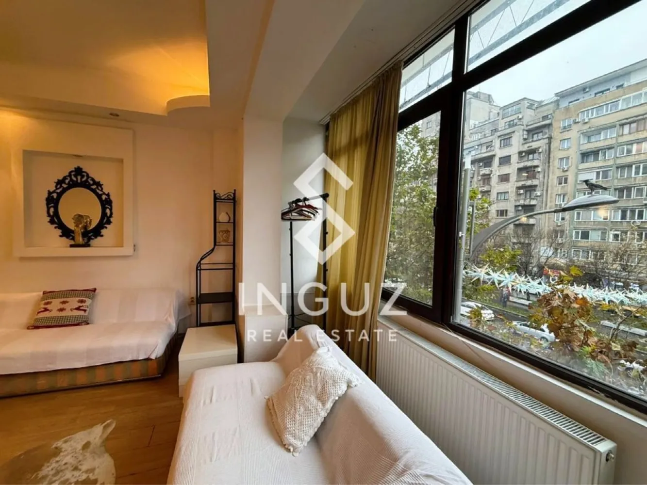 Apartament 3 camere de închiriat – Universitate (Ultracentral) - Apartament 3 camere de închiriat – Universitate (Ultracentral)

Preț: 650 € / lună
Locație: București – zona Universitate, lângă Intercontinental

Specificații:
Suprafață utilă: 80 mp
Număr camere: 3
Compartimentare: Semidecomandat
Etaj: 2
An construcție: înainte de 1977
Stare: Renovat, mobilat, gata de mutat

Descriere:
Inguz Real Estate vă propune spre închiriere un apartament spațios de 3 camere, situat în zona ultracentrală Universitate, la doar 2 minute de metrou și în imediata apropiere a hotelului Intercontinental.

Apartamentul este renovat, curat și complet mobilat, fiind pregătit pentru mutare imediată. Oferă un spațiu confortabil și bine organizat, ideal pentru locuire în centrul orașului.

Dotări:
– 2 aparate de aer condiționat
– Boiler pentru apă caldă
– Frigider nou
– Mașină de spălat nouă
– Smart TV în living

Locația este un mare avantaj – acces direct la metrou Universitate, stații STB chiar în fața blocului, restaurante, cafenele, centre comerciale și toate punctele de interes din centrul orașului.

Ideal pentru rezidență, expați sau persoane care își doresc acces rapid la viața urbană.

Comision agenție: 50% din prima lună de chirie