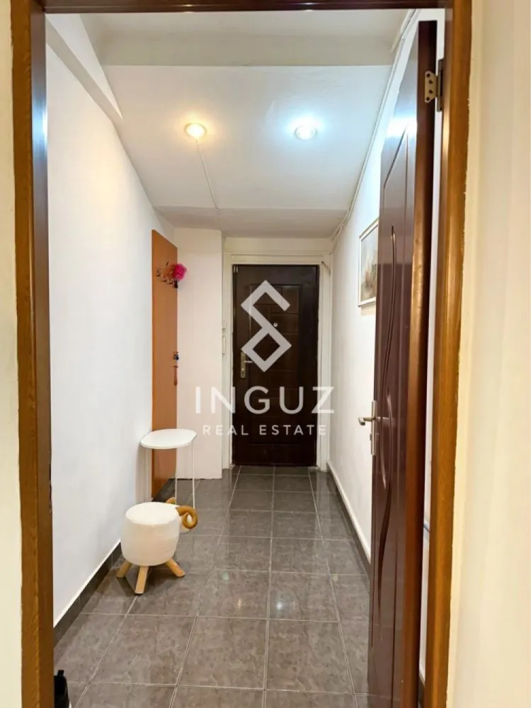 Apartament 3 camere de închiriat – Universitate (Ultracentral) - Apartament 3 camere de închiriat – Universitate (Ultracentral)

Preț: 650 € / lună
Locație: București – zona Universitate, lângă Intercontinental

Specificații:
Suprafață utilă: 80 mp
Număr camere: 3
Compartimentare: Semidecomandat
Etaj: 2
An construcție: înainte de 1977
Stare: Renovat, mobilat, gata de mutat

Descriere:
Inguz Real Estate vă propune spre închiriere un apartament spațios de 3 camere, situat în zona ultracentrală Universitate, la doar 2 minute de metrou și în imediata apropiere a hotelului Intercontinental.

Apartamentul este renovat, curat și complet mobilat, fiind pregătit pentru mutare imediată. Oferă un spațiu confortabil și bine organizat, ideal pentru locuire în centrul orașului.

Dotări:
– 2 aparate de aer condiționat
– Boiler pentru apă caldă
– Frigider nou
– Mașină de spălat nouă
– Smart TV în living

Locația este un mare avantaj – acces direct la metrou Universitate, stații STB chiar în fața blocului, restaurante, cafenele, centre comerciale și toate punctele de interes din centrul orașului.

Ideal pentru rezidență, expați sau persoane care își doresc acces rapid la viața urbană.

Comision agenție: 50% din prima lună de chirie
