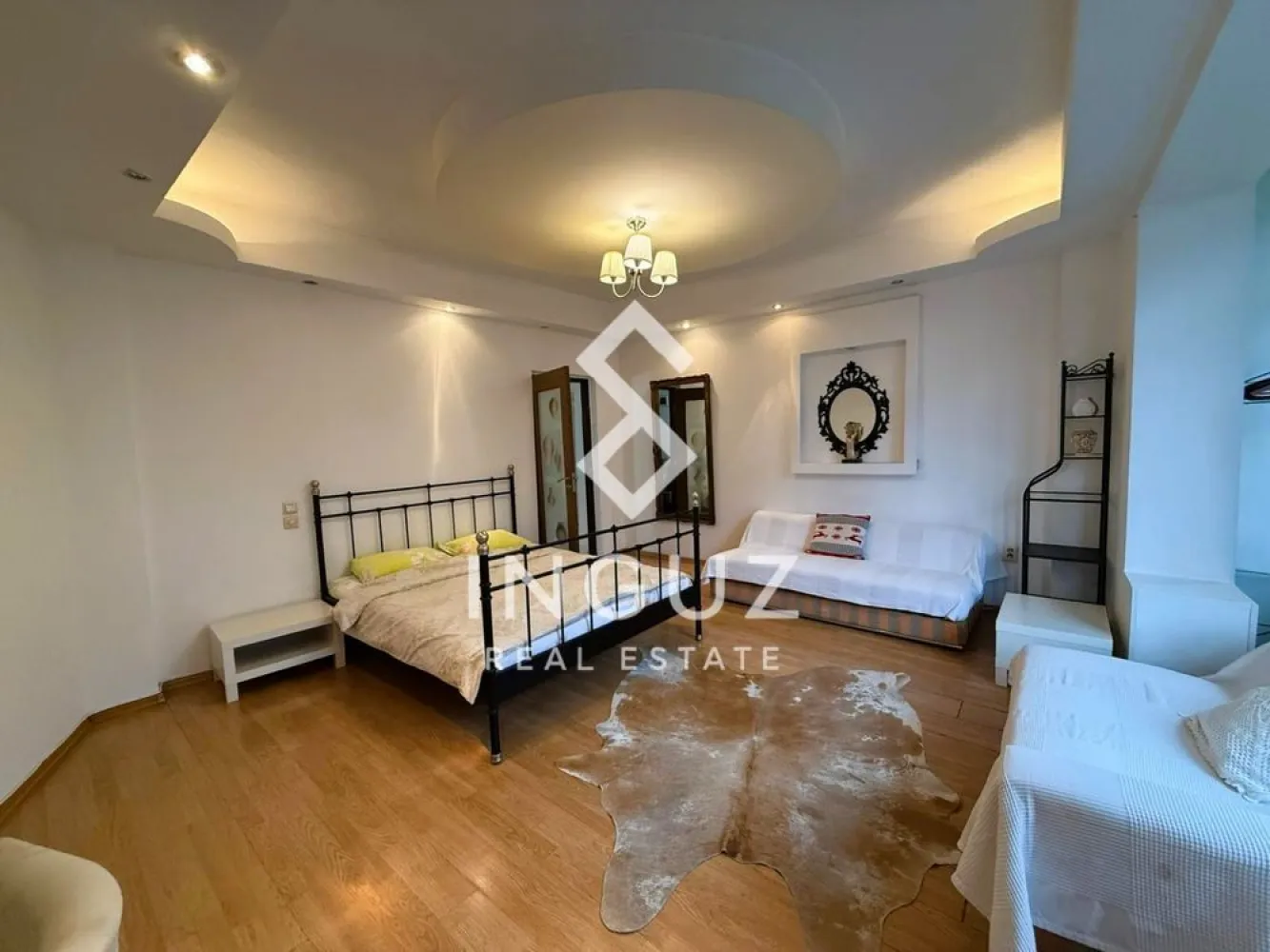 Apartament 3 camere de închiriat – Universitate (Ultracentral) - Apartament 3 camere de închiriat – Universitate (Ultracentral)

Preț: 650 € / lună
Locație: București – zona Universitate, lângă Intercontinental

Specificații:
Suprafață utilă: 80 mp
Număr camere: 3
Compartimentare: Semidecomandat
Etaj: 2
An construcție: înainte de 1977
Stare: Renovat, mobilat, gata de mutat

Descriere:
Inguz Real Estate vă propune spre închiriere un apartament spațios de 3 camere, situat în zona ultracentrală Universitate, la doar 2 minute de metrou și în imediata apropiere a hotelului Intercontinental.

Apartamentul este renovat, curat și complet mobilat, fiind pregătit pentru mutare imediată. Oferă un spațiu confortabil și bine organizat, ideal pentru locuire în centrul orașului.

Dotări:
– 2 aparate de aer condiționat
– Boiler pentru apă caldă
– Frigider nou
– Mașină de spălat nouă
– Smart TV în living

Locația este un mare avantaj – acces direct la metrou Universitate, stații STB chiar în fața blocului, restaurante, cafenele, centre comerciale și toate punctele de interes din centrul orașului.

Ideal pentru rezidență, expați sau persoane care își doresc acces rapid la viața urbană.

Comision agenție: 50% din prima lună de chirie