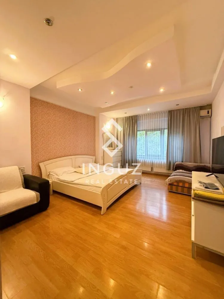Apartament 3 camere de închiriat – Universitate (Ultracentral) - Apartament 3 camere de închiriat – Universitate (Ultracentral)

Preț: 650 € / lună
Locație: București – zona Universitate, lângă Intercontinental

Specificații:
Suprafață utilă: 80 mp
Număr camere: 3
Compartimentare: Semidecomandat
Etaj: 2
An construcție: înainte de 1977
Stare: Renovat, mobilat, gata de mutat

Descriere:
Inguz Real Estate vă propune spre închiriere un apartament spațios de 3 camere, situat în zona ultracentrală Universitate, la doar 2 minute de metrou și în imediata apropiere a hotelului Intercontinental.

Apartamentul este renovat, curat și complet mobilat, fiind pregătit pentru mutare imediată. Oferă un spațiu confortabil și bine organizat, ideal pentru locuire în centrul orașului.

Dotări:
– 2 aparate de aer condiționat
– Boiler pentru apă caldă
– Frigider nou
– Mașină de spălat nouă
– Smart TV în living

Locația este un mare avantaj – acces direct la metrou Universitate, stații STB chiar în fața blocului, restaurante, cafenele, centre comerciale și toate punctele de interes din centrul orașului.

Ideal pentru rezidență, expați sau persoane care își doresc acces rapid la viața urbană.

Comision agenție: 50% din prima lună de chirie