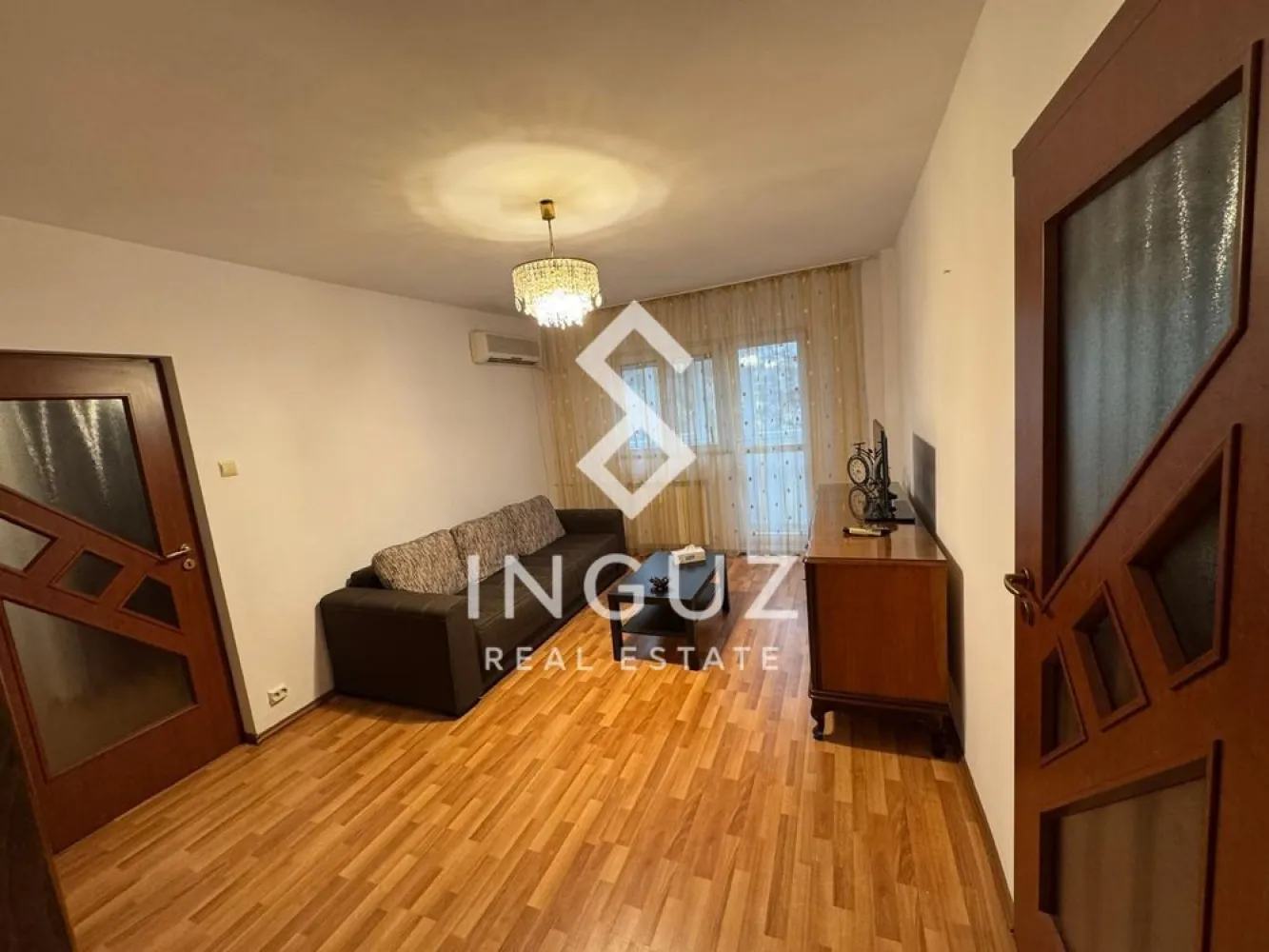 Apartament 3 camere de închiriat – Iancului / Biserica Capra - Apartament 3 camere de închiriat – Iancului / Biserica Capra

Preț: 620 € / lună
Locație: București – Șoseaua Pantelimon, vis-a-vis de Biserica Capra

Specificații:
Suprafață utilă: 65 mp
Număr camere: 3
Compartimentare: Semidecomandat
Etaj: 2
An construcție: 1979
Stare: Complet mobilat și utilat

Descriere:
Inguz Real Estate vă propune spre închiriere un apartament de 3 camere, situat într-o zonă foarte bine conectată – Iancului / Pantelimon, la doar 15 minute de mers pe jos până la metrou Piața Iancului.

Apartamentul este complet mobilat și utilat, oferind confort și funcționalitate, fiind ideal pentru mutare imediată. Dispune de o baie principală și baie de serviciu, precum și multiple spații de depozitare.

Dotări:
– Aer condiționat
– Aragaz + cuptor
– Cuptor cu microunde
– Veselă
– Spații de depozitare

Zona oferă acces rapid la mijloace de transport, iar în apropiere se află școli, grădiniță (chiar lângă bloc), sală de fitness, magazine și centre comerciale (Mega Mall la 6 minute, Veranda).

Condiții:
– Garanție: 1 lună
– Disponibil imediat
– Nu se acceptă animale de companie

Comision agenție: 50% din prima lună de chirie