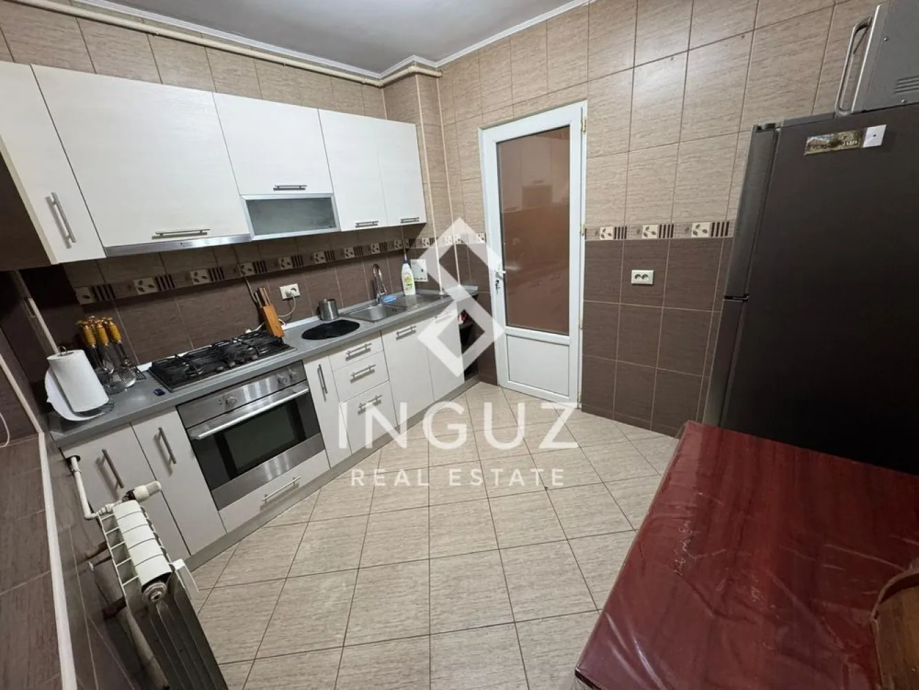 Apartament 3 camere de închiriat – Iancului / Biserica Capra - Apartament 3 camere de închiriat – Iancului / Biserica Capra

Preț: 620 € / lună
Locație: București – Șoseaua Pantelimon, vis-a-vis de Biserica Capra

Specificații:
Suprafață utilă: 65 mp
Număr camere: 3
Compartimentare: Semidecomandat
Etaj: 2
An construcție: 1979
Stare: Complet mobilat și utilat

Descriere:
Inguz Real Estate vă propune spre închiriere un apartament de 3 camere, situat într-o zonă foarte bine conectată – Iancului / Pantelimon, la doar 15 minute de mers pe jos până la metrou Piața Iancului.

Apartamentul este complet mobilat și utilat, oferind confort și funcționalitate, fiind ideal pentru mutare imediată. Dispune de o baie principală și baie de serviciu, precum și multiple spații de depozitare.

Dotări:
– Aer condiționat
– Aragaz + cuptor
– Cuptor cu microunde
– Veselă
– Spații de depozitare

Zona oferă acces rapid la mijloace de transport, iar în apropiere se află școli, grădiniță (chiar lângă bloc), sală de fitness, magazine și centre comerciale (Mega Mall la 6 minute, Veranda).

Condiții:
– Garanție: 1 lună
– Disponibil imediat
– Nu se acceptă animale de companie

Comision agenție: 50% din prima lună de chirie