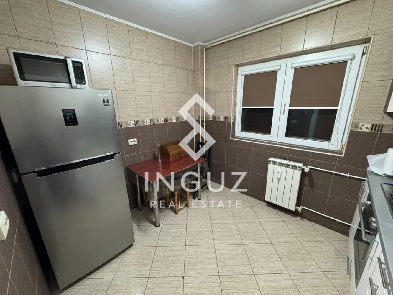 Apartament 3 camere de închiriat – Iancului / Biserica Capra - Apartament 3 camere de închiriat – Iancului / Biserica Capra

Preț: 620 € / lună
Locație: București – Șoseaua Pantelimon, vis-a-vis de Biserica Capra

Specificații:
Suprafață utilă: 65 mp
Număr camere: 3
Compartimentare: Semidecomandat
Etaj: 2
An construcție: 1979
Stare: Complet mobilat și utilat

Descriere:
Inguz Real Estate vă propune spre închiriere un apartament de 3 camere, situat într-o zonă foarte bine conectată – Iancului / Pantelimon, la doar 15 minute de mers pe jos până la metrou Piața Iancului.

Apartamentul este complet mobilat și utilat, oferind confort și funcționalitate, fiind ideal pentru mutare imediată. Dispune de o baie principală și baie de serviciu, precum și multiple spații de depozitare.

Dotări:
– Aer condiționat
– Aragaz + cuptor
– Cuptor cu microunde
– Veselă
– Spații de depozitare

Zona oferă acces rapid la mijloace de transport, iar în apropiere se află școli, grădiniță (chiar lângă bloc), sală de fitness, magazine și centre comerciale (Mega Mall la 6 minute, Veranda).

Condiții:
– Garanție: 1 lună
– Disponibil imediat
– Nu se acceptă animale de companie

Comision agenție: 50% din prima lună de chirie