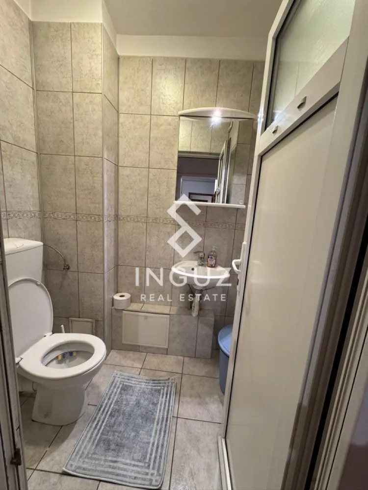 Apartament 3 camere de închiriat – Iancului / Biserica Capra - Apartament 3 camere de închiriat – Iancului / Biserica Capra

Preț: 620 € / lună
Locație: București – Șoseaua Pantelimon, vis-a-vis de Biserica Capra

Specificații:
Suprafață utilă: 65 mp
Număr camere: 3
Compartimentare: Semidecomandat
Etaj: 2
An construcție: 1979
Stare: Complet mobilat și utilat

Descriere:
Inguz Real Estate vă propune spre închiriere un apartament de 3 camere, situat într-o zonă foarte bine conectată – Iancului / Pantelimon, la doar 15 minute de mers pe jos până la metrou Piața Iancului.

Apartamentul este complet mobilat și utilat, oferind confort și funcționalitate, fiind ideal pentru mutare imediată. Dispune de o baie principală și baie de serviciu, precum și multiple spații de depozitare.

Dotări:
– Aer condiționat
– Aragaz + cuptor
– Cuptor cu microunde
– Veselă
– Spații de depozitare

Zona oferă acces rapid la mijloace de transport, iar în apropiere se află școli, grădiniță (chiar lângă bloc), sală de fitness, magazine și centre comerciale (Mega Mall la 6 minute, Veranda).

Condiții:
– Garanție: 1 lună
– Disponibil imediat
– Nu se acceptă animale de companie

Comision agenție: 50% din prima lună de chirie
