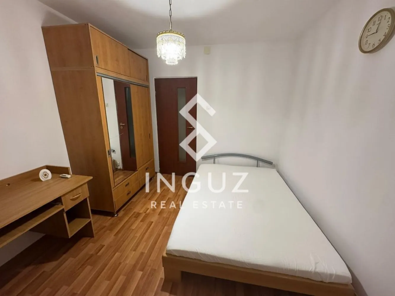 Apartament 3 camere de închiriat – Iancului / Biserica Capra - Apartament 3 camere de închiriat – Iancului / Biserica Capra

Preț: 620 € / lună
Locație: București – Șoseaua Pantelimon, vis-a-vis de Biserica Capra

Specificații:
Suprafață utilă: 65 mp
Număr camere: 3
Compartimentare: Semidecomandat
Etaj: 2
An construcție: 1979
Stare: Complet mobilat și utilat

Descriere:
Inguz Real Estate vă propune spre închiriere un apartament de 3 camere, situat într-o zonă foarte bine conectată – Iancului / Pantelimon, la doar 15 minute de mers pe jos până la metrou Piața Iancului.

Apartamentul este complet mobilat și utilat, oferind confort și funcționalitate, fiind ideal pentru mutare imediată. Dispune de o baie principală și baie de serviciu, precum și multiple spații de depozitare.

Dotări:
– Aer condiționat
– Aragaz + cuptor
– Cuptor cu microunde
– Veselă
– Spații de depozitare

Zona oferă acces rapid la mijloace de transport, iar în apropiere se află școli, grădiniță (chiar lângă bloc), sală de fitness, magazine și centre comerciale (Mega Mall la 6 minute, Veranda).

Condiții:
– Garanție: 1 lună
– Disponibil imediat
– Nu se acceptă animale de companie

Comision agenție: 50% din prima lună de chirie