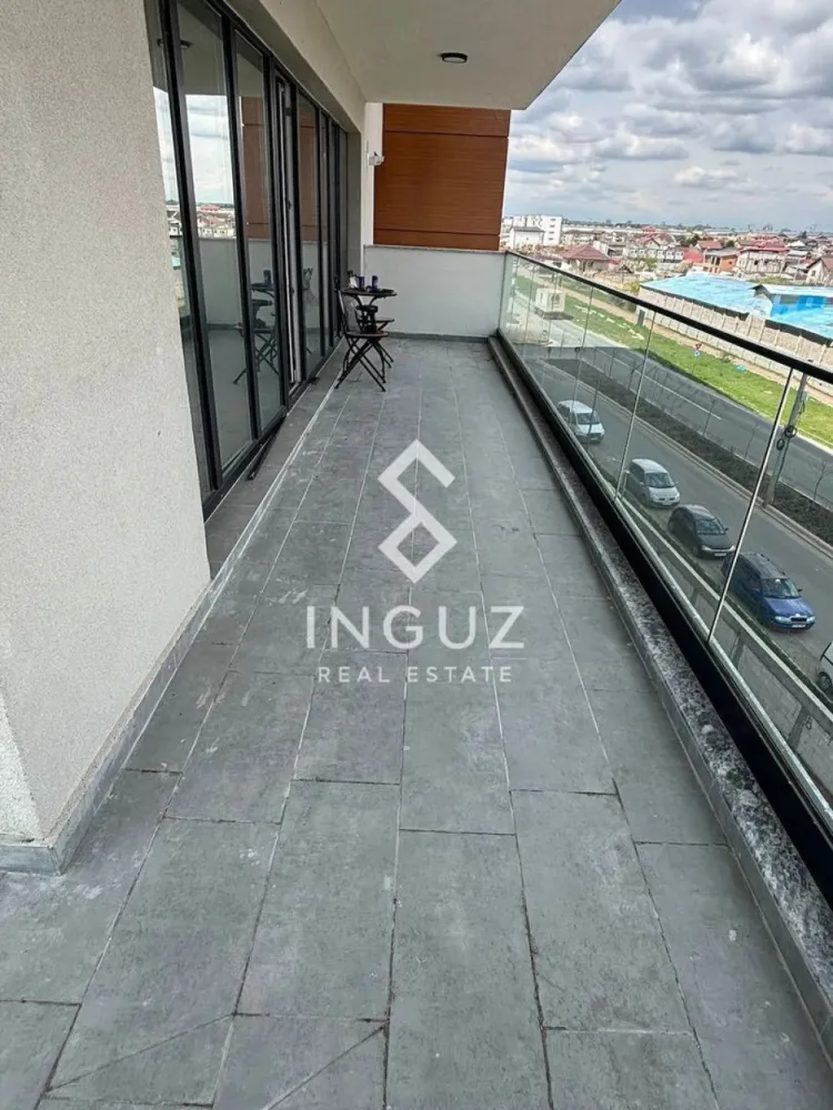 Apartament 3 camere de închiriat – Pallady / Titan (Astorium Life) - Apartament 3 camere de închiriat – Pallady / Titan (Astorium Life)

Preț: 850 € / lună (negociabil)
Locație: București – Sector 3, zona Pallady

Specificații:
Suprafață utilă: 108 mp
Număr camere: 3
Compartimentare: Decomandat
Etaj: 3
An construcție: 2025
Loc de parcare inclus

Descriere:
Inguz Real Estate vă propune spre închiriere un apartament modern de 3 camere, situat în complexul rezidențial Astorium Life – unul dintre cele mai noi și bine dezvoltate proiecte din zona Pallady.

Apartamentul este spațios, luminos și foarte bine compartimentat, oferind confort maxim pentru o familie sau pentru persoane care își doresc un stil de viață modern.

Construcția este nouă (2025), cu finisaje de calitate superioară și design contemporan. Bucătăria este complet utilată cu electrocasnice moderne, iar livingul este generos și oferă o atmosferă plăcută și aerisită.

Complexul Astorium Life este gândit pentru un stil de viață echilibrat, cu acces rapid la facilități urbane, magazine, centre comerciale și transport public.

Un mare avantaj îl reprezintă locul de parcare inclus în preț, oferind confort și siguranță suplimentară.

Ideal pentru familie sau persoane care caută confort, spațiu și o locuință nouă într-o zonă în dezvoltare rapidă.

Comision agenție: 50% din prima lună de chirie