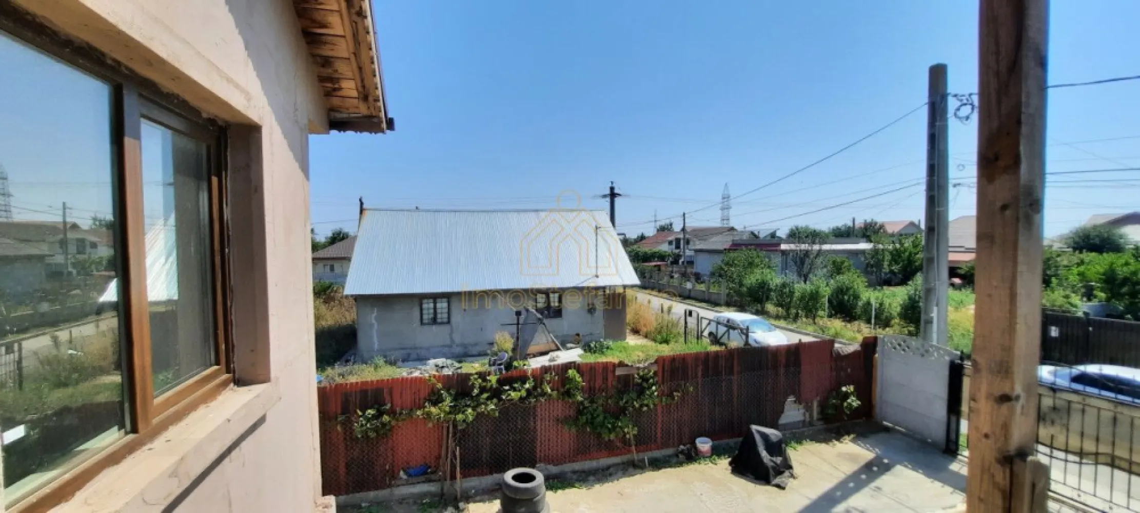 Cumpana Spațiu și curte generoasă! Casa familiei tale! - OPORTUNITATE! Casă cu potențial uriaș în Cumpăna | 4 Camere + Birou | Curte 450 mp | Doar Plată Cash!
Cauți o oază de liniște pentru familia ta, cu spațiu generos și o curte în care să te bucuri de aer curat? Această casă din Cumpăna este exact ceea ce ai nevoie! O proprietate excelent compartimentată, situată într-o zonă liniștită, dar cu acces rapid la toate punctele de interes.

CUM ESTE ÎMPĂRȚITĂ CASA? (111.10 mp utili inteligent gândiți)

Parter: Un living luminos, perfect pentru serile în familie, o bucătărie generoasă, 1 dormitor confortabil (ideal și pentru oaspeți sau bunici) și 1 baie.

Etaj: 2 dormitoare odihnitoare, 1 birou (perfect pentru lucrul de acasă), 1 dressing spațios și încă 1 baie. Oferă flexibilitate totală și intimitate pentru fiecare membru al familiei!

CURTEA TA DE 450 MP
Terenul (în concesiune) îți oferă spațiul perfect pentru grătare de weekend, o zonă de joacă sigură pentru copii, grădinărit sau pur și simplu un colț privat de relaxare. Ai loc pentru orice vis!

DETALII TEHNICE & UTILITĂȚI

Eficiență maximă: Proprietatea este încadrată în Clasa Energetică A, fiind acoperită cu tablă tip Lindab.

Structură mixtă: 70% BCA și 30% Chirpic. Acest mix tradițional-modern oferă o izolație termică naturală excepțională (păstrează răcoarea vara și căldura iarna).

Utilități: Curentul și apa sunt funcționale. Avantaj major: Gazele naturale și canalizarea sunt trase direct la poartă (pe stradă), așteptând doar branșarea!

DE CE ESTE O OPORTUNITATE DE NERATAT?
Datorită structurii mixte, această casă beneficiază de un PREȚ SPECIAL și se vinde EXCLUSIV prin plată CASH (nu este eligibilă pentru credit ipotecar). Este ocazia perfectă pentru cumpărătorii care dispun de lichidități și doresc să facă o achiziție inteligentă, sub prețul zonei!

Proprietățile cu acest potențial în Cumpăna se vând repede!
Nu lăsa această șansă să îți scape. Sună acum pentru detalii și hai să programăm o vizionare!