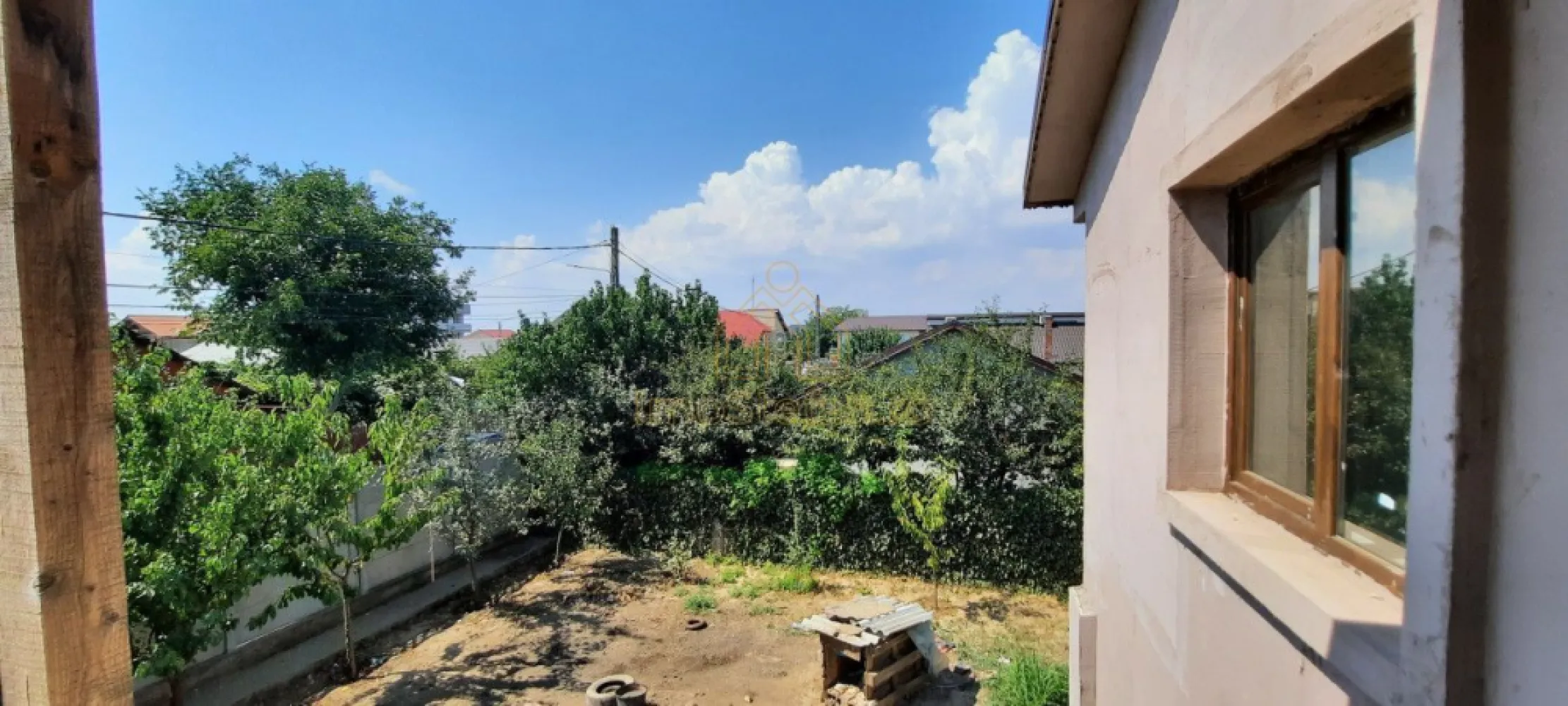 Cumpana Spațiu și curte generoasă! Casa familiei tale! - OPORTUNITATE! Casă cu potențial uriaș în Cumpăna | 4 Camere + Birou | Curte 450 mp | Doar Plată Cash!
Cauți o oază de liniște pentru familia ta, cu spațiu generos și o curte în care să te bucuri de aer curat? Această casă din Cumpăna este exact ceea ce ai nevoie! O proprietate excelent compartimentată, situată într-o zonă liniștită, dar cu acces rapid la toate punctele de interes.

CUM ESTE ÎMPĂRȚITĂ CASA? (111.10 mp utili inteligent gândiți)

Parter: Un living luminos, perfect pentru serile în familie, o bucătărie generoasă, 1 dormitor confortabil (ideal și pentru oaspeți sau bunici) și 1 baie.

Etaj: 2 dormitoare odihnitoare, 1 birou (perfect pentru lucrul de acasă), 1 dressing spațios și încă 1 baie. Oferă flexibilitate totală și intimitate pentru fiecare membru al familiei!

CURTEA TA DE 450 MP
Terenul (în concesiune) îți oferă spațiul perfect pentru grătare de weekend, o zonă de joacă sigură pentru copii, grădinărit sau pur și simplu un colț privat de relaxare. Ai loc pentru orice vis!

DETALII TEHNICE & UTILITĂȚI

Eficiență maximă: Proprietatea este încadrată în Clasa Energetică A, fiind acoperită cu tablă tip Lindab.

Structură mixtă: 70% BCA și 30% Chirpic. Acest mix tradițional-modern oferă o izolație termică naturală excepțională (păstrează răcoarea vara și căldura iarna).

Utilități: Curentul și apa sunt funcționale. Avantaj major: Gazele naturale și canalizarea sunt trase direct la poartă (pe stradă), așteptând doar branșarea!

DE CE ESTE O OPORTUNITATE DE NERATAT?
Datorită structurii mixte, această casă beneficiază de un PREȚ SPECIAL și se vinde EXCLUSIV prin plată CASH (nu este eligibilă pentru credit ipotecar). Este ocazia perfectă pentru cumpărătorii care dispun de lichidități și doresc să facă o achiziție inteligentă, sub prețul zonei!

Proprietățile cu acest potențial în Cumpăna se vând repede!
Nu lăsa această șansă să îți scape. Sună acum pentru detalii și hai să programăm o vizionare!