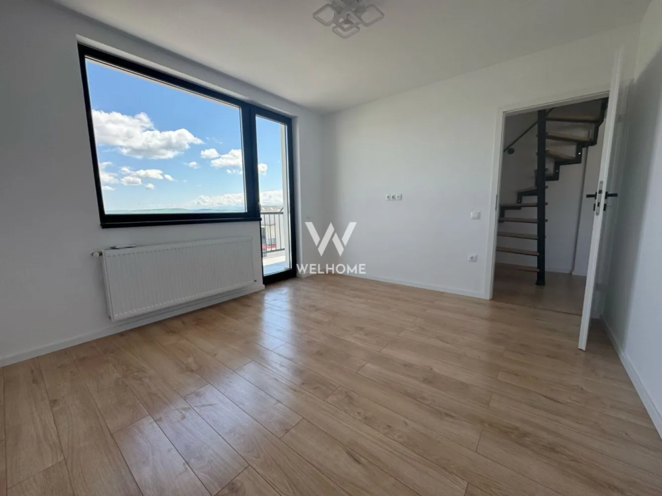 Apartament 3 camere, 77,9 mp, LA CHEIE , Sibiu - Apartament 3 camere, de vanzare in Calea Cisnadiei, Sibiu 

In apropiere de benzinaria Euroil si magazinul Mandra
- Bloc de P+2Etaje cu LIFT

Suprafata: 77.9 mp utili compusa din parter 52 mp + mansarda (placa turnata) 25,9 mp

Compartimentare: 2 dormitoare, baie, bucatarie cu living open space cu iesire pe balcon
+ Balcon de 5.7 mp

 Apartamentul se preda LA CHEIE: geamuri termopan, centrala cu calorifere, usa intrare, sapa, peretii gletuiti si lavabila, instalatii electrice, termice, sanitare, instalatie aer conditionat instalat, gresie faianta, parchet, usi in interior, prize si intrerupatoare.
- Exteriorul se preda LA CHEIE: casa scarii la cheie, izolatie exterioara si decorativa, balcoanele cu gresie.
- Un loc de parcare inclus in pret.

PRET: 122.000 euro
Detalii si vizionari: 0752.088.381- Roxana