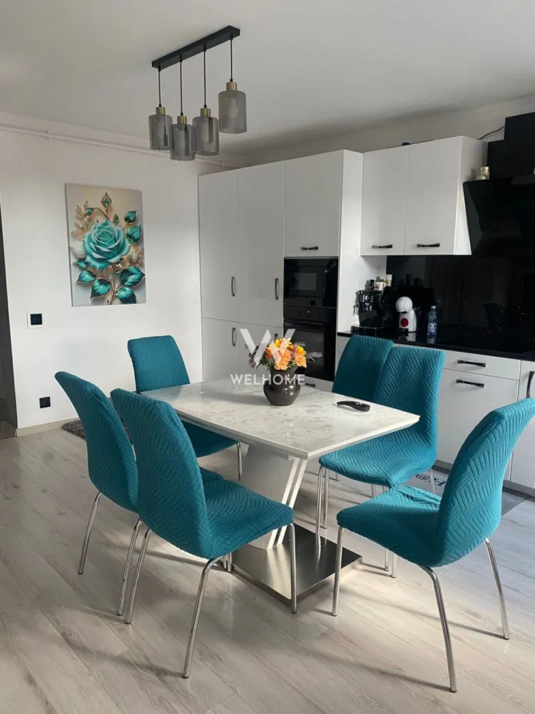 Vand apartamant 3 camere Șelimbăr. - Vând apartament 3 camere situat în Selimbar zona triajului -unirii,locație liniștită ideală pentru familii aproape de școală,grădiniță și magazine

Comision 0 din partea cumparatorului!!!

Suprafața utilă 70m2
Bonus Pod pe toată suprafața apartamentului (ideal pentru mansardare sau spațiu de depozitare)

Compartimentare-living cu bucătărie 
 2 dormitoare
 Baie cu geam de aerisire
 2 balcoane 
Apartamentul este foarte luminos și bine întreținut.
Se preda partial mobilar dar se poate discuta si de predarea lui completa dar contra-cost!!
Cosmin-0743292794