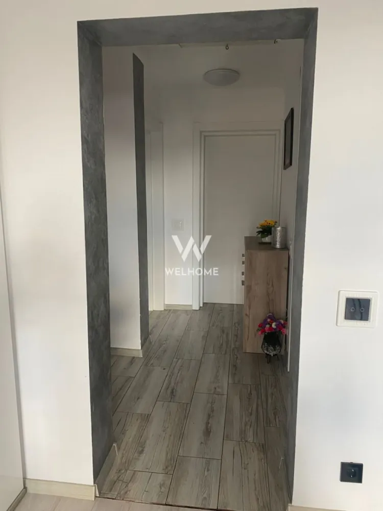 Vand apartamant 3 camere Șelimbăr. - Vând apartament 3 camere situat în Selimbar zona triajului -unirii,locație liniștită ideală pentru familii aproape de școală,grădiniță și magazine

Comision 0 din partea cumparatorului!!!

Suprafața utilă 70m2
Bonus Pod pe toată suprafața apartamentului (ideal pentru mansardare sau spațiu de depozitare)

Compartimentare-living cu bucătărie 
 2 dormitoare
 Baie cu geam de aerisire
 2 balcoane 
Apartamentul este foarte luminos și bine întreținut.
Se preda partial mobilar dar se poate discuta si de predarea lui completa dar contra-cost!!
Cosmin-0743292794