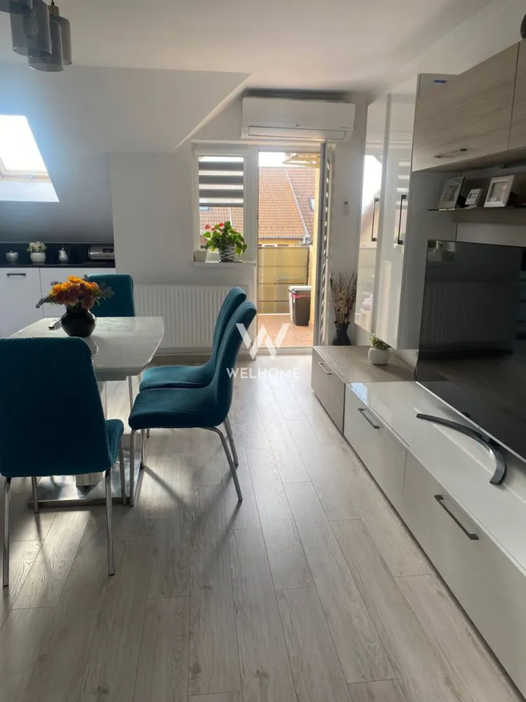 Vand apartamant 3 camere Șelimbăr. - Vând apartament 3 camere situat în Selimbar zona triajului -unirii,locație liniștită ideală pentru familii aproape de școală,grădiniță și magazine

Comision 0 din partea cumparatorului!!!

Suprafața utilă 70m2
Bonus Pod pe toată suprafața apartamentului (ideal pentru mansardare sau spațiu de depozitare)

Compartimentare-living cu bucătărie 
 2 dormitoare
 Baie cu geam de aerisire
 2 balcoane 
Apartamentul este foarte luminos și bine întreținut.
Se preda partial mobilar dar se poate discuta si de predarea lui completa dar contra-cost!!
Cosmin-0743292794