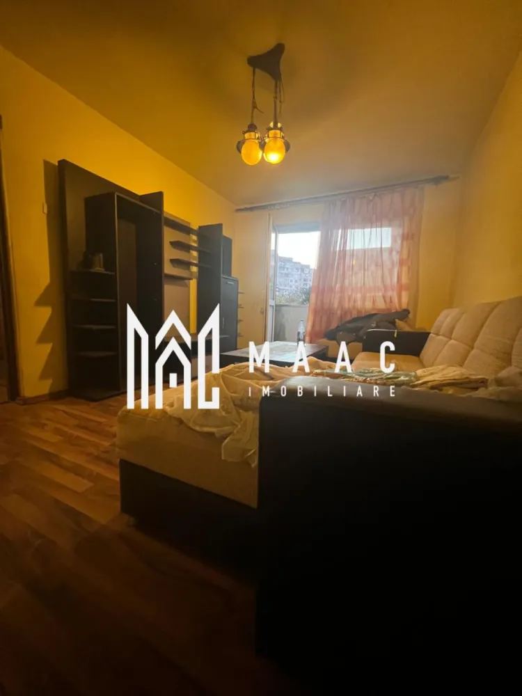Apartament 4 camere - Apartament 4 camere – Zona Tic-Tac, Ostroveni | Etaj 2/10 | MAAC Imobiliare MAAC Imobiliare vă propune spre închiriere un apartament spațios cu 4 camere, situat în cartierul Ostroveni, zona Tic-Tac, una dintre cele mai căutate și bine poziționate zone ale orașului Râmnicu Vâlcea. Locuința se află la etajul 2 din 10, într-un bloc dotat cu lift, oferind confort și accesibilitate pentru orice categorie de chiriași. Caracteristici principale: * Compartimentare: decomandat * Etaj: 2/10 * Centrala termică proprie – confort termic și costuri reduse * Se închiriază mobilat și utilat, exact ca în pozele de prezentare * Imobil curat, bine întreținut, ideal pentru familie sau cuplu Locație: Zona Tic-Tac – Ostroveni oferă acces facil către supermarketuri, farmacii, bănci, școli, grădinițe și mijloace de transport în comun, asigurând un nivel ridicat de confort urban. Condiții de închiriere: * Chirie lunară: 300 € * Garanție: 1 lună Un apartament spațios, luminos și complet echipat – gata pentru a fi locuit imediat! Pentru mai multe detalii sau pentru programarea unei vizionări, contactați echipa MAAC Imobiliare. id: CP2795653 - SP