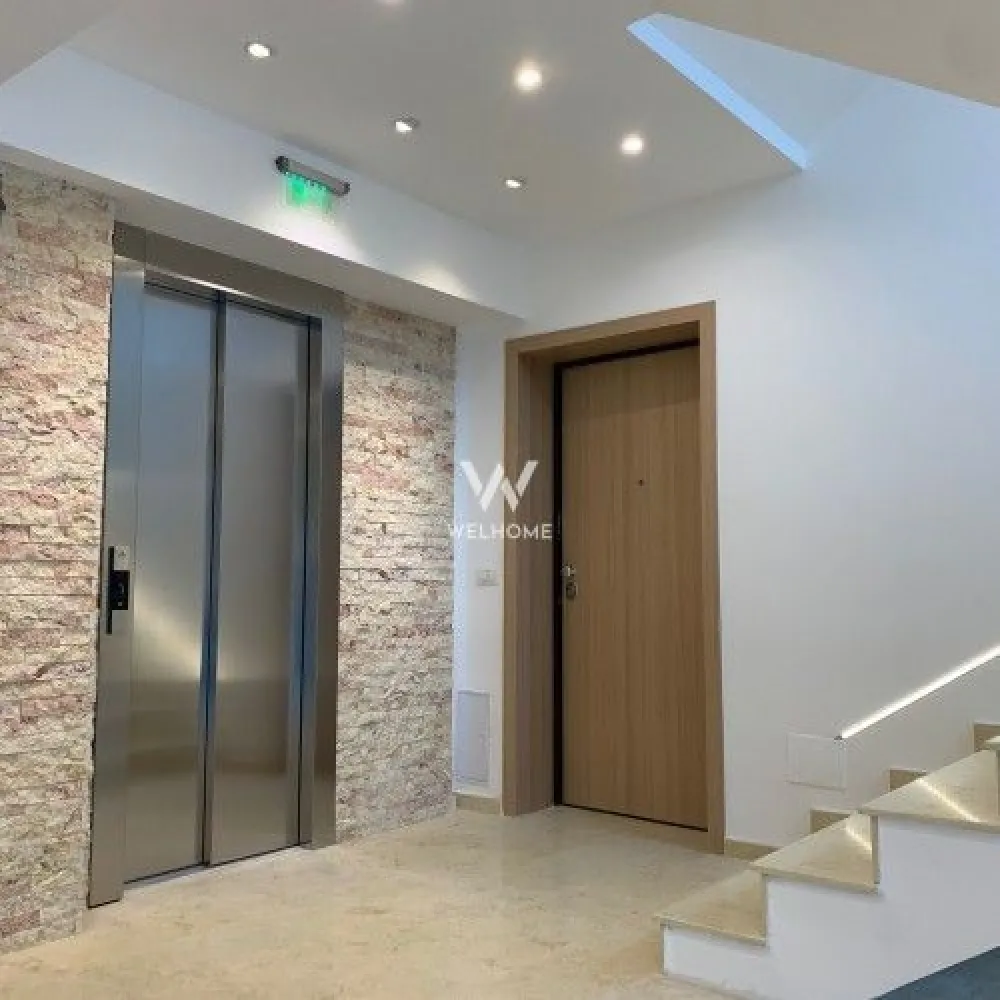 Direct dezvoltator cu in avans de minim 17.200 euro in Selimbar - Comision 0 de la cumparator !!!

 2 camere | Terasă mare | Vedere munți | Etaj intermediar | Sibiu

📐 66,83 mp total (terasă 12,27 mp inclusă)
🛏 2 camere decomandate
🌇 Terasă generoasă cu vedere spre munți (orientare SE)
🏢 Etaj intermediar
💶 Avans minim: 17.740€
🏗 Se predă LA SEMIFINISAT:
Ușă intrare Porta Doors
Încălzire în pardoseală + centrală în condensare
Tâmplărie PVC Salamander (3 foi sticlă)
Instalații electrice Legrand
Pregătire AC
Videointerfon smart Akuvox
Terasă finisată cu balustradă sticlă
🏠 Opțional: predare LA CHEIE:
Uși interior Porta Doors
Baie complet utilată
Parchet la alegere (SPC / LVT / laminat)

🚗 Locuri de parcare disponibile + boxă
🛠 Compartimentare flexibilă (se poate modifica)
📅 Predare: toamna 2027

💰 82.827€ + TVA – semifinisat
💰 91.591€ + TVA – la cheie
(prețul diferă în funcție de avans)

📞 Cosmin – 0743292794

⚡ Apartament ideal pentru locuit sau investiție, într-un proiect modern cu vedere spectaculoasă!