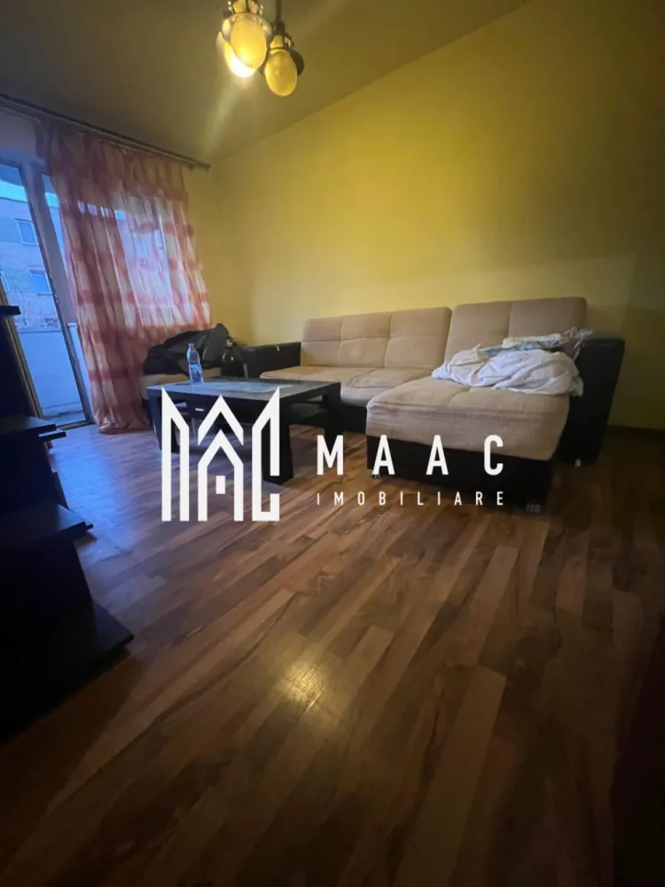 Apartament 4 camere - Apartament 4 camere – Zona Tic-Tac, Ostroveni | Etaj 2/10 | MAAC Imobiliare MAAC Imobiliare vă propune spre închiriere un apartament spațios cu 4 camere, situat în cartierul Ostroveni, zona Tic-Tac, una dintre cele mai căutate și bine poziționate zone ale orașului Râmnicu Vâlcea. Locuința se află la etajul 2 din 10, într-un bloc dotat cu lift, oferind confort și accesibilitate pentru orice categorie de chiriași. Caracteristici principale: * Compartimentare: decomandat * Etaj: 2/10 * Centrala termică proprie – confort termic și costuri reduse * Se închiriază mobilat și utilat, exact ca în pozele de prezentare * Imobil curat, bine întreținut, ideal pentru familie sau cuplu Locație: Zona Tic-Tac – Ostroveni oferă acces facil către supermarketuri, farmacii, bănci, școli, grădinițe și mijloace de transport în comun, asigurând un nivel ridicat de confort urban. Condiții de închiriere: * Chirie lunară: 300 € * Garanție: 1 lună Un apartament spațios, luminos și complet echipat – gata pentru a fi locuit imediat! Pentru mai multe detalii sau pentru programarea unei vizionări, contactați echipa MAAC Imobiliare. id: CP2795653 - SP