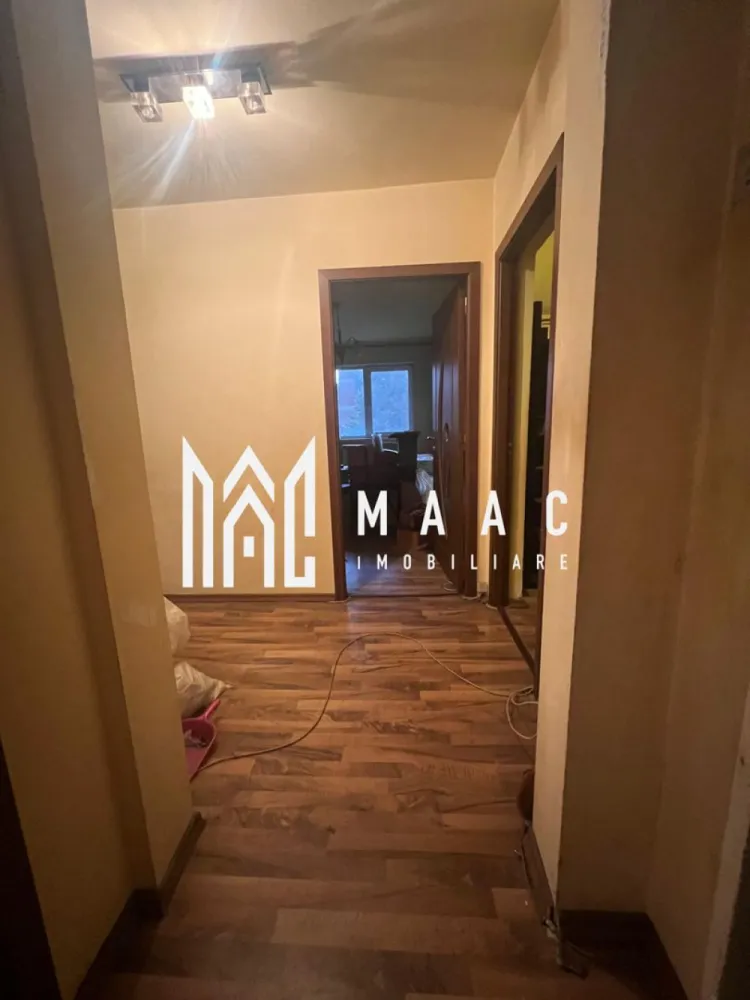 Apartament 4 camere - Apartament 4 camere – Zona Tic-Tac, Ostroveni | Etaj 2/10 | MAAC Imobiliare MAAC Imobiliare vă propune spre închiriere un apartament spațios cu 4 camere, situat în cartierul Ostroveni, zona Tic-Tac, una dintre cele mai căutate și bine poziționate zone ale orașului Râmnicu Vâlcea. Locuința se află la etajul 2 din 10, într-un bloc dotat cu lift, oferind confort și accesibilitate pentru orice categorie de chiriași. Caracteristici principale: * Compartimentare: decomandat * Etaj: 2/10 * Centrala termică proprie – confort termic și costuri reduse * Se închiriază mobilat și utilat, exact ca în pozele de prezentare * Imobil curat, bine întreținut, ideal pentru familie sau cuplu Locație: Zona Tic-Tac – Ostroveni oferă acces facil către supermarketuri, farmacii, bănci, școli, grădinițe și mijloace de transport în comun, asigurând un nivel ridicat de confort urban. Condiții de închiriere: * Chirie lunară: 300 € * Garanție: 1 lună Un apartament spațios, luminos și complet echipat – gata pentru a fi locuit imediat! Pentru mai multe detalii sau pentru programarea unei vizionări, contactați echipa MAAC Imobiliare. id: CP2795653 - SP