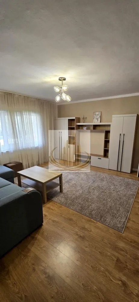 Apartament cochet, renovat complet, parter înalt – zonă liniștită - Grand Mobilis Imobiliare vă propune spre închiriere un apartament cu o cameră, complet renovat și mobilat modern, situat într-o zonă liniștită și bine conectată la oraș.

Locuința are o suprafață utilă de 37 mp și este decomandată, compartimentarea fiind eficient realizată astfel: hol de intrare, baie, bucătărie și cameră de zi.

Apartamentul este amplasat la parter înalt al unui imobil cu 4 etaje și se remarcă prin finisajele moderne și materialele de calitate folosite în renovarea recentă, cu atenție sporită la detalii.

Confortul termic este asigurat de centrala proprie, iar pentru un plus de confort există posibilitatea montării unui aparat de aer condiționat.

Un alt avantaj major îl reprezintă poziționarea excelentă, în zona Timocului – Șaguna, o zonă liniștită, dar foarte bine conectată la oraș. În proximitate se regăsesc universități, magazine, mijloace de transport în comun și diverse puncte de interes. De asemenea, malul Begăi se află la doar câteva minute de mers pe jos, fiind ideal pentru plimbări și relaxare în aer liber.

Apartamentul este ideal pentru o persoană sau un cuplu care își dorește confort, liniște și acces facil către facilitățile urbane.
ID intern: CP3049425