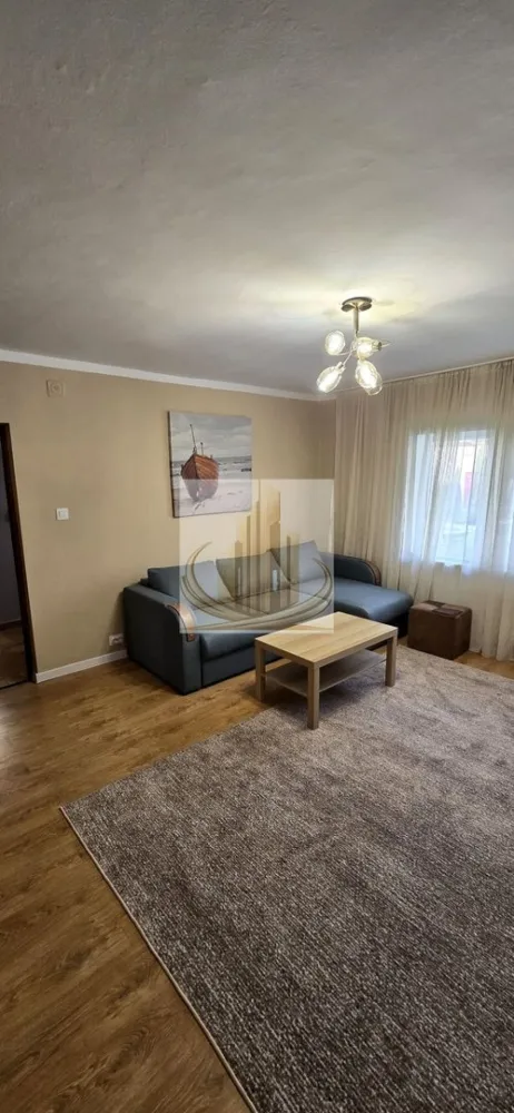 Apartament cochet, renovat complet, parter înalt – zonă liniștită - Grand Mobilis Imobiliare vă propune spre închiriere un apartament cu o cameră, complet renovat și mobilat modern, situat într-o zonă liniștită și bine conectată la oraș.

Locuința are o suprafață utilă de 37 mp și este decomandată, compartimentarea fiind eficient realizată astfel: hol de intrare, baie, bucătărie și cameră de zi.

Apartamentul este amplasat la parter înalt al unui imobil cu 4 etaje și se remarcă prin finisajele moderne și materialele de calitate folosite în renovarea recentă, cu atenție sporită la detalii.

Confortul termic este asigurat de centrala proprie, iar pentru un plus de confort există posibilitatea montării unui aparat de aer condiționat.

Un alt avantaj major îl reprezintă poziționarea excelentă, în zona Timocului – Șaguna, o zonă liniștită, dar foarte bine conectată la oraș. În proximitate se regăsesc universități, magazine, mijloace de transport în comun și diverse puncte de interes. De asemenea, malul Begăi se află la doar câteva minute de mers pe jos, fiind ideal pentru plimbări și relaxare în aer liber.

Apartamentul este ideal pentru o persoană sau un cuplu care își dorește confort, liniște și acces facil către facilitățile urbane.
ID intern: CP3049425