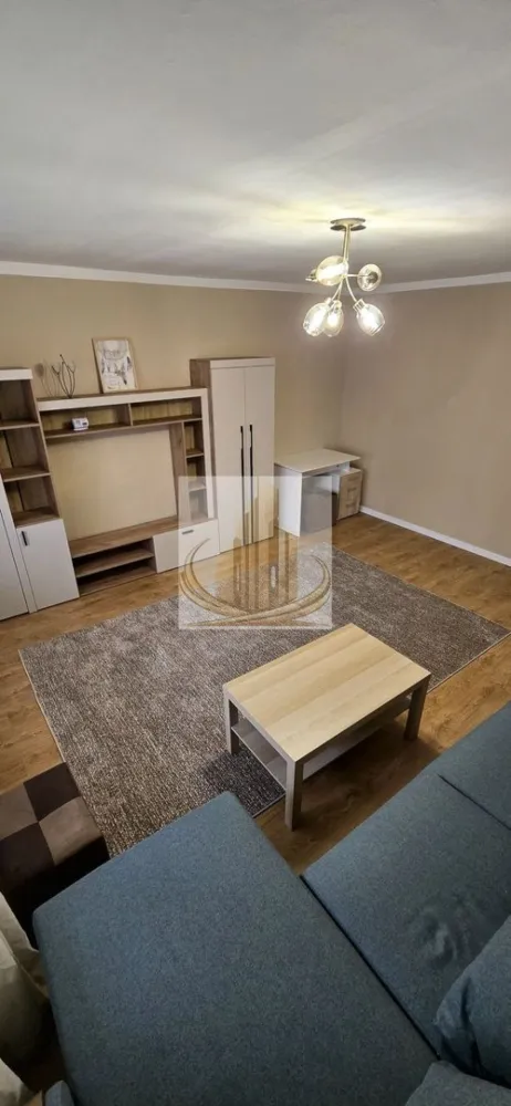 Apartament cochet, renovat complet, parter înalt – zonă liniștită - Grand Mobilis Imobiliare vă propune spre închiriere un apartament cu o cameră, complet renovat și mobilat modern, situat într-o zonă liniștită și bine conectată la oraș.

Locuința are o suprafață utilă de 37 mp și este decomandată, compartimentarea fiind eficient realizată astfel: hol de intrare, baie, bucătărie și cameră de zi.

Apartamentul este amplasat la parter înalt al unui imobil cu 4 etaje și se remarcă prin finisajele moderne și materialele de calitate folosite în renovarea recentă, cu atenție sporită la detalii.

Confortul termic este asigurat de centrala proprie, iar pentru un plus de confort există posibilitatea montării unui aparat de aer condiționat.

Un alt avantaj major îl reprezintă poziționarea excelentă, în zona Timocului – Șaguna, o zonă liniștită, dar foarte bine conectată la oraș. În proximitate se regăsesc universități, magazine, mijloace de transport în comun și diverse puncte de interes. De asemenea, malul Begăi se află la doar câteva minute de mers pe jos, fiind ideal pentru plimbări și relaxare în aer liber.

Apartamentul este ideal pentru o persoană sau un cuplu care își dorește confort, liniște și acces facil către facilitățile urbane.
ID intern: CP3049425