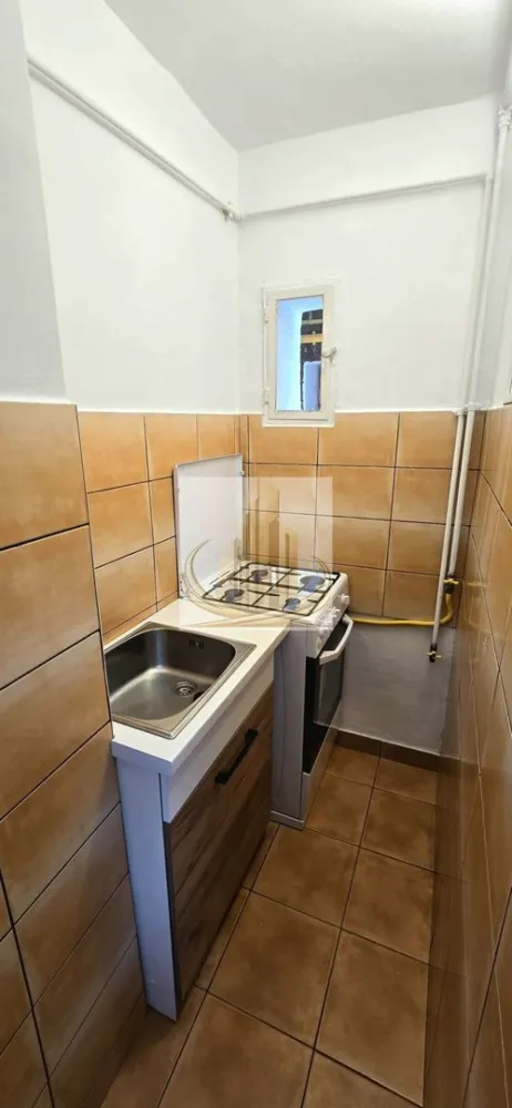 Apartament cochet, renovat complet, parter înalt – zonă liniștită - Grand Mobilis Imobiliare vă propune spre închiriere un apartament cu o cameră, complet renovat și mobilat modern, situat într-o zonă liniștită și bine conectată la oraș.

Locuința are o suprafață utilă de 37 mp și este decomandată, compartimentarea fiind eficient realizată astfel: hol de intrare, baie, bucătărie și cameră de zi.

Apartamentul este amplasat la parter înalt al unui imobil cu 4 etaje și se remarcă prin finisajele moderne și materialele de calitate folosite în renovarea recentă, cu atenție sporită la detalii.

Confortul termic este asigurat de centrala proprie, iar pentru un plus de confort există posibilitatea montării unui aparat de aer condiționat.

Un alt avantaj major îl reprezintă poziționarea excelentă, în zona Timocului – Șaguna, o zonă liniștită, dar foarte bine conectată la oraș. În proximitate se regăsesc universități, magazine, mijloace de transport în comun și diverse puncte de interes. De asemenea, malul Begăi se află la doar câteva minute de mers pe jos, fiind ideal pentru plimbări și relaxare în aer liber.

Apartamentul este ideal pentru o persoană sau un cuplu care își dorește confort, liniște și acces facil către facilitățile urbane.
ID intern: CP3049425