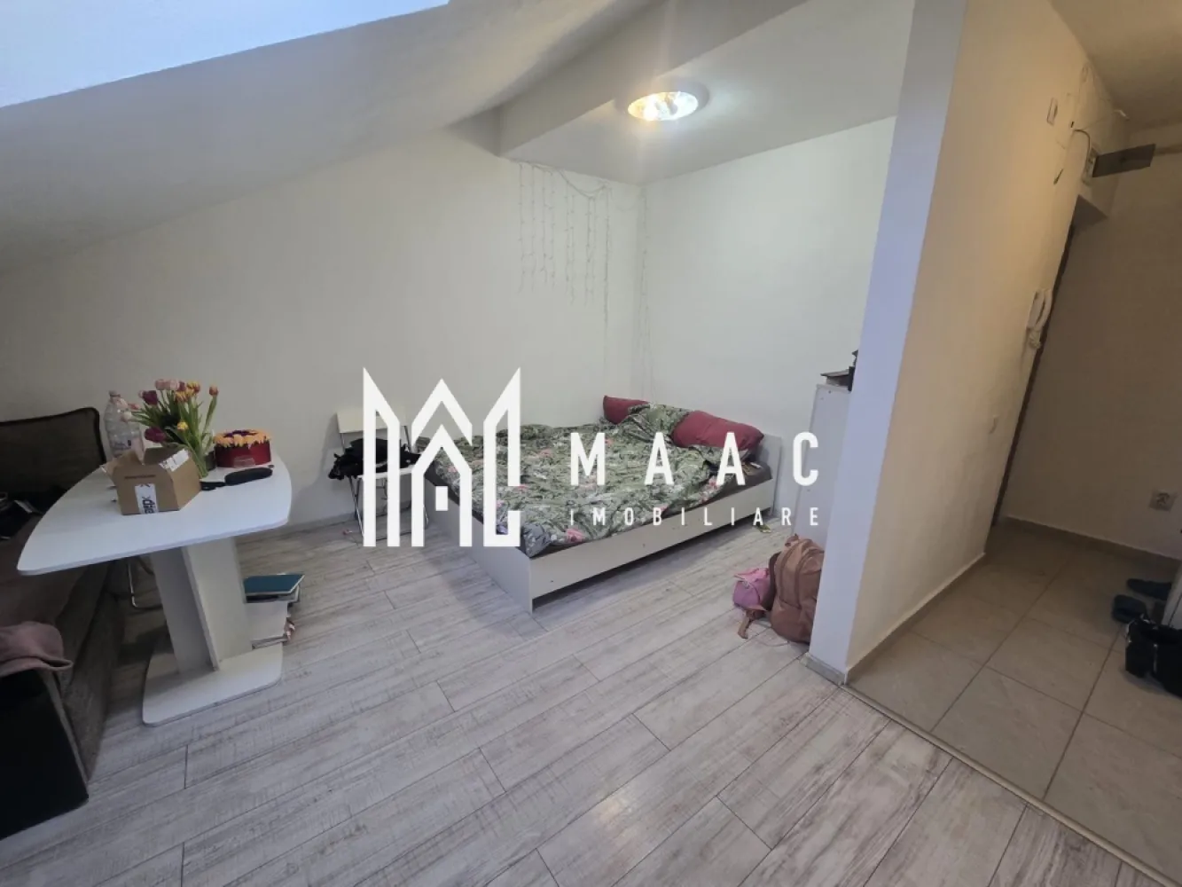 Apartament tip studio | 37 mp | Bloc nou | Ideal investiție - MAAC Imobiliare vă propune spre vânzare un apartament modern, ideal atât pentru locuit, cât și pentru investiție, situat într-un imobil nou din Sibiu.

Locuința are o suprafață de 37 mp și este compartimentată eficient, oferind posibilitatea de adaptare în funcție de nevoi.

Caracteristici principale
 • bucătărie + living decomandate
 • posibilitate de compartimentare a bucătăriei
 • situat la etajul 4 din 4
 • imobil construcție nouă

Avantaje
 • ideal pentru investiție (închiriere) sau locuință proprie
 • compartimentare flexibilă
 • bloc nou, eficient energetic

📞 Pentru mai multe detalii sau pentru programarea unei vizionări, vă rugăm să ne contactați și să menționați ID-ul proprietății: CP3048884.