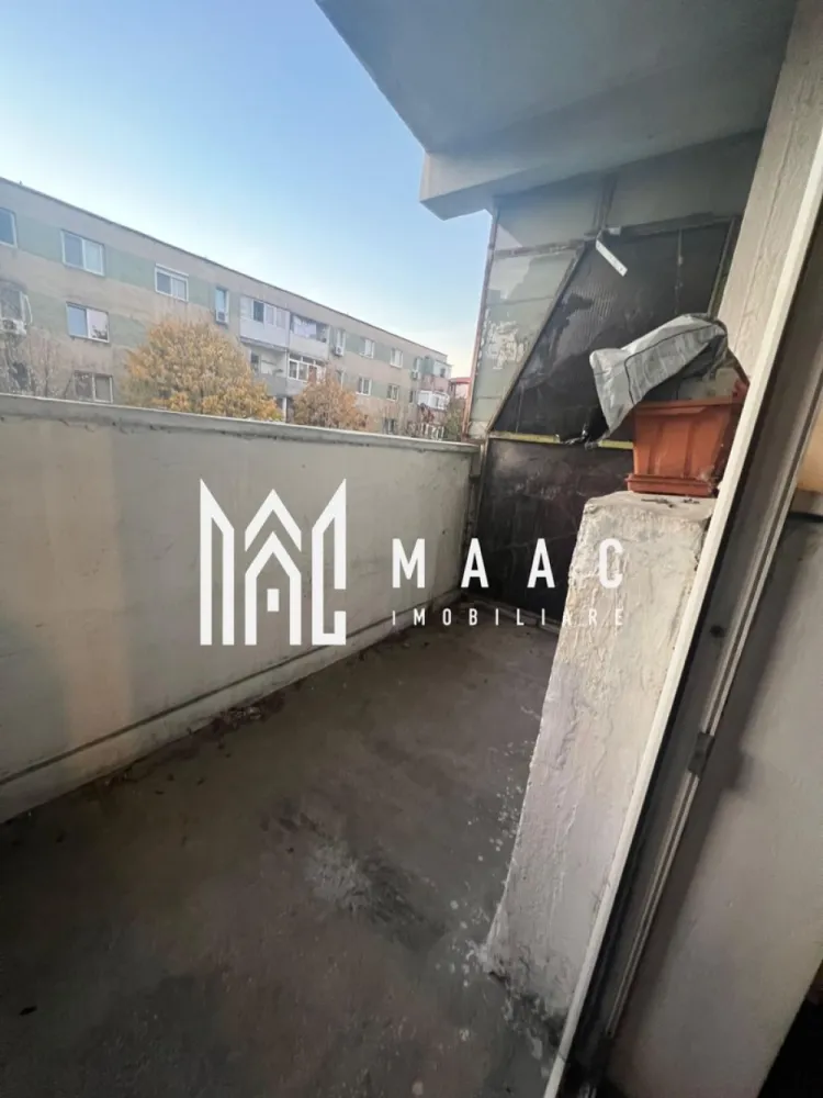 Apartament 4 camere - Apartament 4 camere – Zona Tic-Tac, Ostroveni | Etaj 2/10 | MAAC Imobiliare MAAC Imobiliare vă propune spre închiriere un apartament spațios cu 4 camere, situat în cartierul Ostroveni, zona Tic-Tac, una dintre cele mai căutate și bine poziționate zone ale orașului Râmnicu Vâlcea. Locuința se află la etajul 2 din 10, într-un bloc dotat cu lift, oferind confort și accesibilitate pentru orice categorie de chiriași. Caracteristici principale: * Compartimentare: decomandat * Etaj: 2/10 * Centrala termică proprie – confort termic și costuri reduse * Se închiriază mobilat și utilat, exact ca în pozele de prezentare * Imobil curat, bine întreținut, ideal pentru familie sau cuplu Locație: Zona Tic-Tac – Ostroveni oferă acces facil către supermarketuri, farmacii, bănci, școli, grădinițe și mijloace de transport în comun, asigurând un nivel ridicat de confort urban. Condiții de închiriere: * Chirie lunară: 300 € * Garanție: 1 lună Un apartament spațios, luminos și complet echipat – gata pentru a fi locuit imediat! Pentru mai multe detalii sau pentru programarea unei vizionări, contactați echipa MAAC Imobiliare. id: CP2795653 - SP