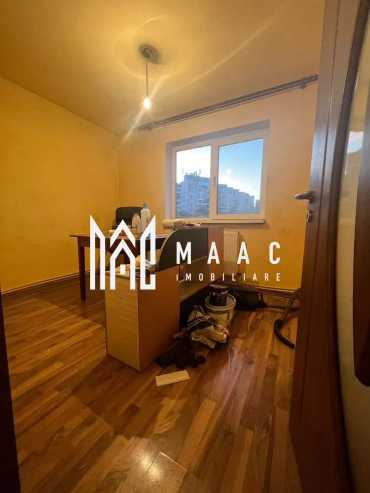 Apartament 4 camere - Apartament 4 camere – Zona Tic-Tac, Ostroveni | Etaj 2/10 | MAAC Imobiliare MAAC Imobiliare vă propune spre închiriere un apartament spațios cu 4 camere, situat în cartierul Ostroveni, zona Tic-Tac, una dintre cele mai căutate și bine poziționate zone ale orașului Râmnicu Vâlcea. Locuința se află la etajul 2 din 10, într-un bloc dotat cu lift, oferind confort și accesibilitate pentru orice categorie de chiriași. Caracteristici principale: * Compartimentare: decomandat * Etaj: 2/10 * Centrala termică proprie – confort termic și costuri reduse * Se închiriază mobilat și utilat, exact ca în pozele de prezentare * Imobil curat, bine întreținut, ideal pentru familie sau cuplu Locație: Zona Tic-Tac – Ostroveni oferă acces facil către supermarketuri, farmacii, bănci, școli, grădinițe și mijloace de transport în comun, asigurând un nivel ridicat de confort urban. Condiții de închiriere: * Chirie lunară: 300 € * Garanție: 1 lună Un apartament spațios, luminos și complet echipat – gata pentru a fi locuit imediat! Pentru mai multe detalii sau pentru programarea unei vizionări, contactați echipa MAAC Imobiliare. id: CP2795653 - SP