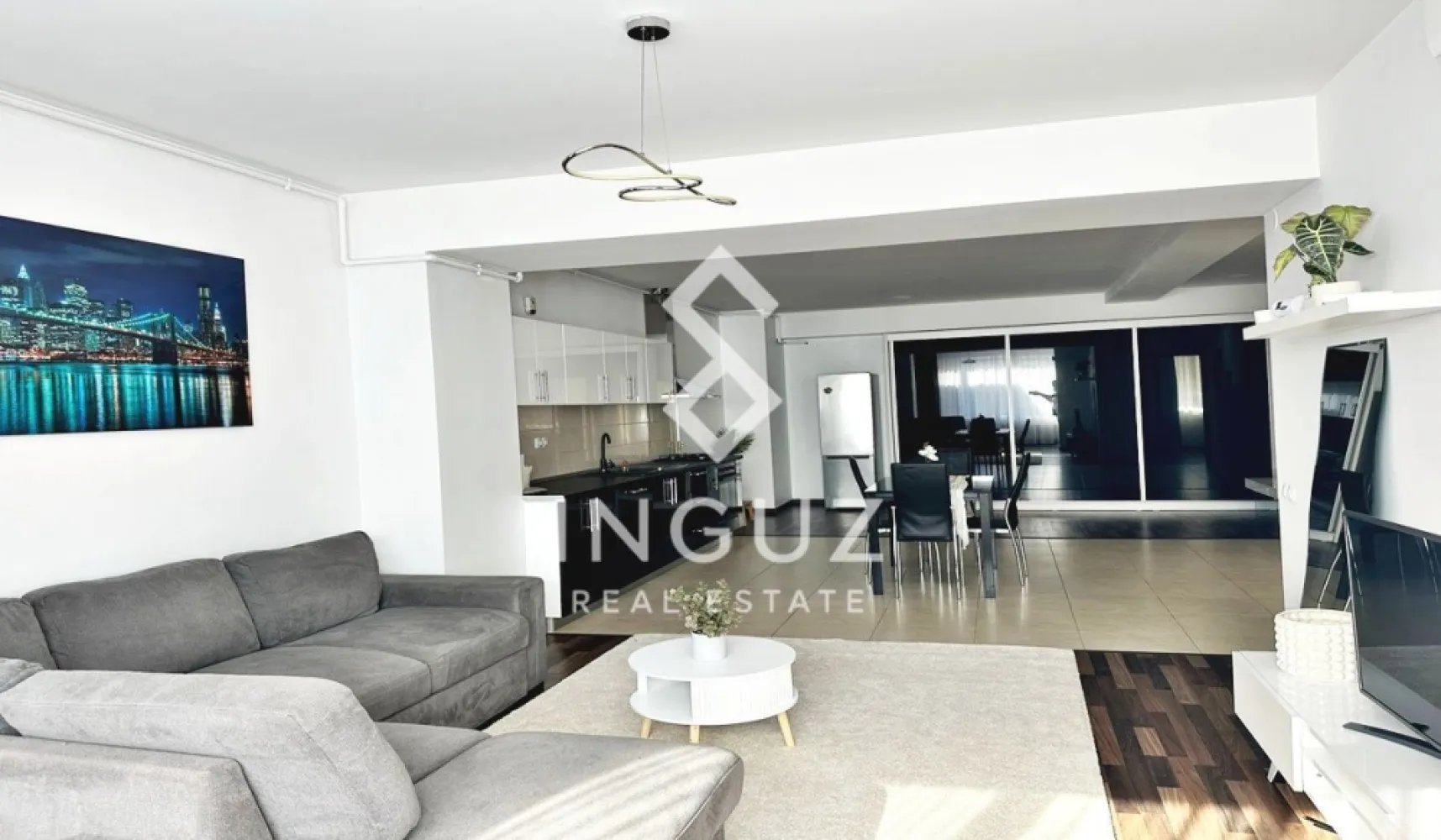 Apartament de închiriat – Iancului / Bd. Ferdinand nr. 118 - Apartament de închiriat – Iancului / Bd. Ferdinand nr. 118

Preț: 850 € / lună
Locație: București – Sector 2, Bd. Ferdinand nr. 118, zona Iancului

Specificații:
Suprafață utilă: 90 mp
Număr camere: 2 (configurație ideală pentru locuire)
Etaj: 6
An construcție: după 2000
Stare: spațios, luminos, potrivit pentru mutare imediată

Descriere:
Inguz Real Estate vă propune spre închiriere un apartament generos de aproximativ 90 mp, situat într-o zonă foarte bine conectată – Iancului / Bd. Ferdinand.

Proprietatea oferă un spațiu amplu și bine organizat, ideal pentru familie, cuplu sau persoane care își doresc confort și acces rapid către centrul orașului.

Unul dintre principalele avantaje este locația – la doar 2 minute de stația de metrou Iancului, cu acces rapid către toate punctele importante din București.

Zona este extrem de bine dezvoltată, având în apropiere:
– mijloace de transport (metrou + STB)
– magazine și supermarketuri
– restaurante și cafenele
– școli și grădinițe
– centre comerciale și facilități urbane

Apartamentul este situat într-un imobil construit după anul 2000, ceea ce oferă un plus de confort și siguranță. Etajul 6 oferă lumină naturală și o vedere deschisă asupra zonei.

Ideal pentru rezidență pe termen lung sau pentru persoane care caută o locație accesibilă și bine conectată.

Comision agenție: 50% din prima lună de chirie
