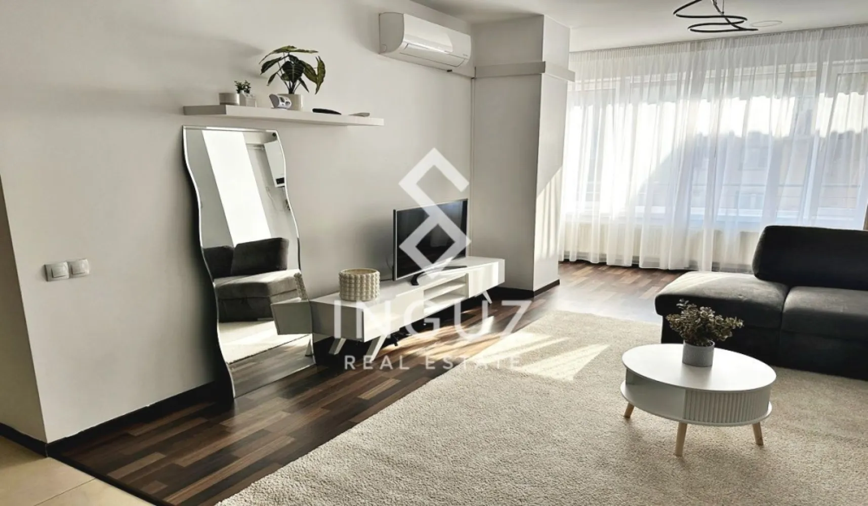 Apartament de închiriat – Iancului / Bd. Ferdinand nr. 118 - Apartament de închiriat – Iancului / Bd. Ferdinand nr. 118

Preț: 850 € / lună
Locație: București – Sector 2, Bd. Ferdinand nr. 118, zona Iancului

Specificații:
Suprafață utilă: 90 mp
Număr camere: 2 (configurație ideală pentru locuire)
Etaj: 6
An construcție: după 2000
Stare: spațios, luminos, potrivit pentru mutare imediată

Descriere:
Inguz Real Estate vă propune spre închiriere un apartament generos de aproximativ 90 mp, situat într-o zonă foarte bine conectată – Iancului / Bd. Ferdinand.

Proprietatea oferă un spațiu amplu și bine organizat, ideal pentru familie, cuplu sau persoane care își doresc confort și acces rapid către centrul orașului.

Unul dintre principalele avantaje este locația – la doar 2 minute de stația de metrou Iancului, cu acces rapid către toate punctele importante din București.

Zona este extrem de bine dezvoltată, având în apropiere:
– mijloace de transport (metrou + STB)
– magazine și supermarketuri
– restaurante și cafenele
– școli și grădinițe
– centre comerciale și facilități urbane

Apartamentul este situat într-un imobil construit după anul 2000, ceea ce oferă un plus de confort și siguranță. Etajul 6 oferă lumină naturală și o vedere deschisă asupra zonei.

Ideal pentru rezidență pe termen lung sau pentru persoane care caută o locație accesibilă și bine conectată.

Comision agenție: 50% din prima lună de chirie