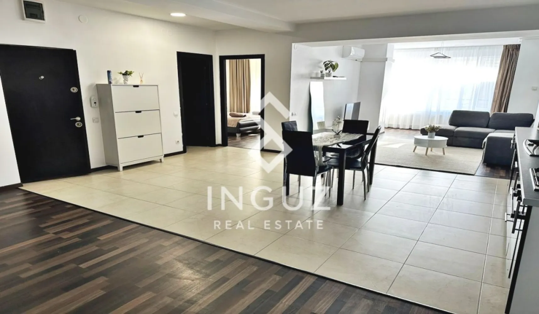 Apartament de închiriat – Iancului / Bd. Ferdinand nr. 118 - Apartament de închiriat – Iancului / Bd. Ferdinand nr. 118

Preț: 850 € / lună
Locație: București – Sector 2, Bd. Ferdinand nr. 118, zona Iancului

Specificații:
Suprafață utilă: 90 mp
Număr camere: 2 (configurație ideală pentru locuire)
Etaj: 6
An construcție: după 2000
Stare: spațios, luminos, potrivit pentru mutare imediată

Descriere:
Inguz Real Estate vă propune spre închiriere un apartament generos de aproximativ 90 mp, situat într-o zonă foarte bine conectată – Iancului / Bd. Ferdinand.

Proprietatea oferă un spațiu amplu și bine organizat, ideal pentru familie, cuplu sau persoane care își doresc confort și acces rapid către centrul orașului.

Unul dintre principalele avantaje este locația – la doar 2 minute de stația de metrou Iancului, cu acces rapid către toate punctele importante din București.

Zona este extrem de bine dezvoltată, având în apropiere:
– mijloace de transport (metrou + STB)
– magazine și supermarketuri
– restaurante și cafenele
– școli și grădinițe
– centre comerciale și facilități urbane

Apartamentul este situat într-un imobil construit după anul 2000, ceea ce oferă un plus de confort și siguranță. Etajul 6 oferă lumină naturală și o vedere deschisă asupra zonei.

Ideal pentru rezidență pe termen lung sau pentru persoane care caută o locație accesibilă și bine conectată.

Comision agenție: 50% din prima lună de chirie