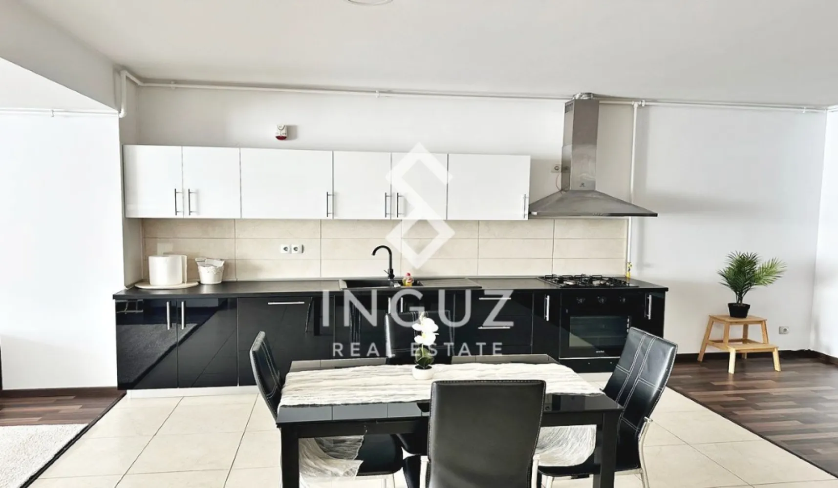 Apartament de închiriat – Iancului / Bd. Ferdinand nr. 118 - Apartament de închiriat – Iancului / Bd. Ferdinand nr. 118

Preț: 850 € / lună
Locație: București – Sector 2, Bd. Ferdinand nr. 118, zona Iancului

Specificații:
Suprafață utilă: 90 mp
Număr camere: 2 (configurație ideală pentru locuire)
Etaj: 6
An construcție: după 2000
Stare: spațios, luminos, potrivit pentru mutare imediată

Descriere:
Inguz Real Estate vă propune spre închiriere un apartament generos de aproximativ 90 mp, situat într-o zonă foarte bine conectată – Iancului / Bd. Ferdinand.

Proprietatea oferă un spațiu amplu și bine organizat, ideal pentru familie, cuplu sau persoane care își doresc confort și acces rapid către centrul orașului.

Unul dintre principalele avantaje este locația – la doar 2 minute de stația de metrou Iancului, cu acces rapid către toate punctele importante din București.

Zona este extrem de bine dezvoltată, având în apropiere:
– mijloace de transport (metrou + STB)
– magazine și supermarketuri
– restaurante și cafenele
– școli și grădinițe
– centre comerciale și facilități urbane

Apartamentul este situat într-un imobil construit după anul 2000, ceea ce oferă un plus de confort și siguranță. Etajul 6 oferă lumină naturală și o vedere deschisă asupra zonei.

Ideal pentru rezidență pe termen lung sau pentru persoane care caută o locație accesibilă și bine conectată.

Comision agenție: 50% din prima lună de chirie