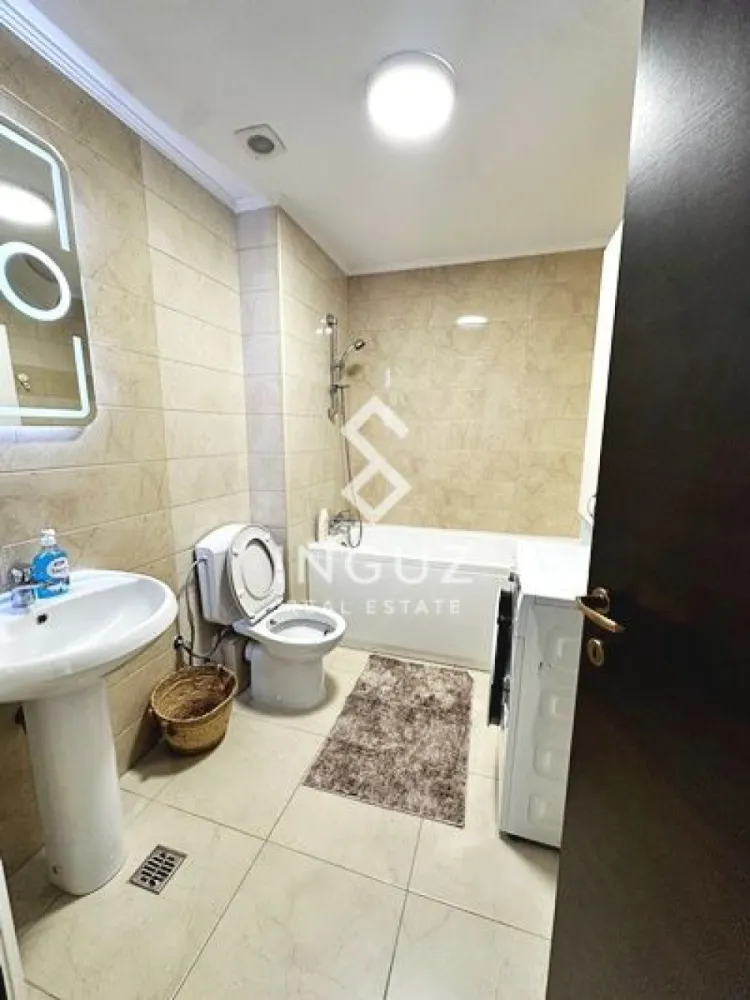 Apartament de închiriat – Iancului / Bd. Ferdinand nr. 118 - Apartament de închiriat – Iancului / Bd. Ferdinand nr. 118

Preț: 850 € / lună
Locație: București – Sector 2, Bd. Ferdinand nr. 118, zona Iancului

Specificații:
Suprafață utilă: 90 mp
Număr camere: 2 (configurație ideală pentru locuire)
Etaj: 6
An construcție: după 2000
Stare: spațios, luminos, potrivit pentru mutare imediată

Descriere:
Inguz Real Estate vă propune spre închiriere un apartament generos de aproximativ 90 mp, situat într-o zonă foarte bine conectată – Iancului / Bd. Ferdinand.

Proprietatea oferă un spațiu amplu și bine organizat, ideal pentru familie, cuplu sau persoane care își doresc confort și acces rapid către centrul orașului.

Unul dintre principalele avantaje este locația – la doar 2 minute de stația de metrou Iancului, cu acces rapid către toate punctele importante din București.

Zona este extrem de bine dezvoltată, având în apropiere:
– mijloace de transport (metrou + STB)
– magazine și supermarketuri
– restaurante și cafenele
– școli și grădinițe
– centre comerciale și facilități urbane

Apartamentul este situat într-un imobil construit după anul 2000, ceea ce oferă un plus de confort și siguranță. Etajul 6 oferă lumină naturală și o vedere deschisă asupra zonei.

Ideal pentru rezidență pe termen lung sau pentru persoane care caută o locație accesibilă și bine conectată.

Comision agenție: 50% din prima lună de chirie