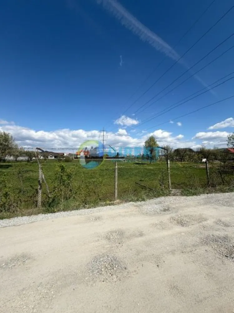 Teren intravilan , zona Unirea - Agentia Direkt Imobiliare propune spre vanzare teren intravilan .

Localizare : zona Unirea

Suprafata ; 1100 mp

Deschidere la drumul de acces : 25.67 ml

Utilitati ; curent electric , gaz, canalizare

Avantaje : Acces rapid din DN , drum de acces 9 m .

Vecinatati : case de locuit , zona Rezidentiala

Forma : Dreptunghiulara fara inclinatie , ingradit cu gard de sarma .

Acte : Certificat de urbanism disponibil , intabulat .