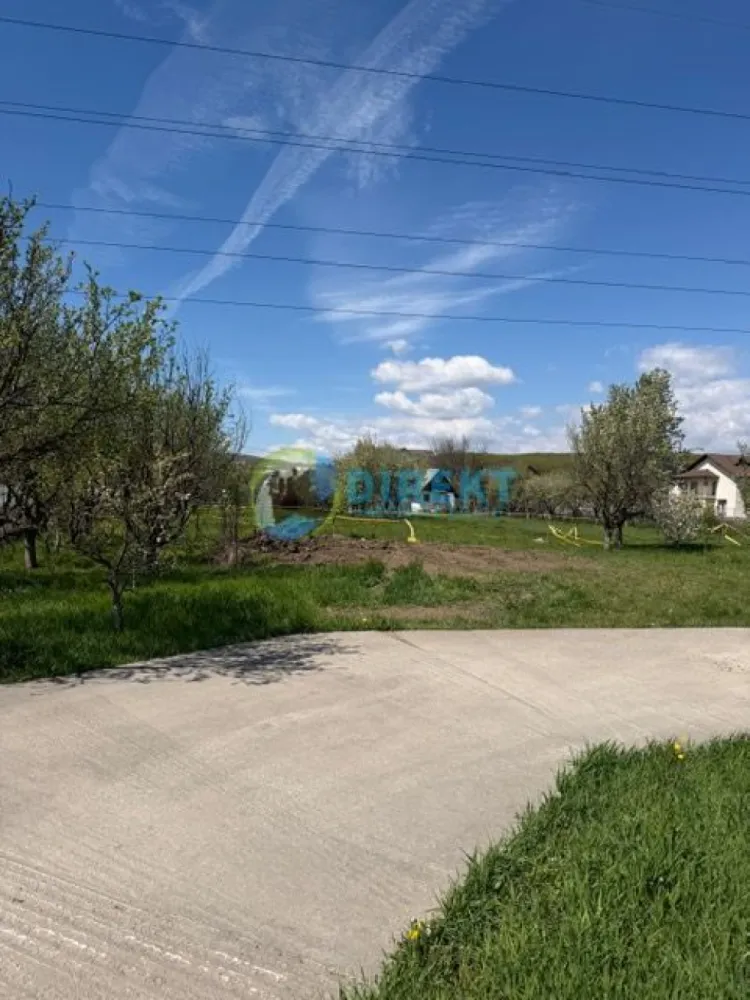Teren intravilan , zona Unirea - Agentia Direkt Imobiliare propune spre vanzare teren intravilan .

Localizare : zona Unirea

Suprafata ; 1100 mp

Deschidere la drumul de acces : 25.67 ml

Utilitati ; curent electric , gaz, canalizare

Avantaje : Acces rapid din DN , drum de acces 9 m .

Vecinatati : case de locuit , zona Rezidentiala

Forma : Dreptunghiulara fara inclinatie , ingradit cu gard de sarma .

Acte : Certificat de urbanism disponibil , intabulat .