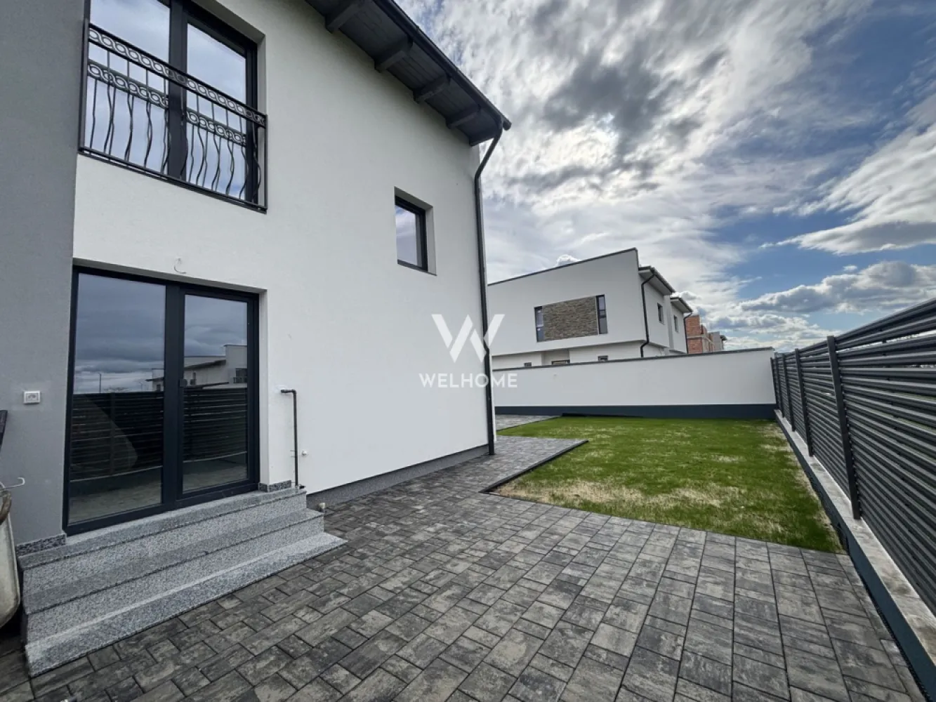 Casa cocheta 4 camere in Selimbar Triajului - Casa 4 camere TEREN 220 mp str. Triajului, Selimbar

O locuință luminoasă și bine compartimentată, situată într-o zonă liniștită, cu acces rapid către magazine, școală, Shopping City și principalele artere ale orașului.

Detalii proprietate:
• Suprafață utilă: 92 mp + balcon
• Suprafață teren: 220 mp
• Curte liberă: 160 mp
• Acces auto în curte – 2 locuri de parcare

Compartimentare:
• Parter: living spațios, bucătărie separată, baie cu geam
• Etaj: 3 dormitoare, baie cu geam, balcon

Finisaje și dotări:
• Interior – LE CHEIE: gresie, faianță, parchet, uși interioare, baile gata echipate, exact cum se observă în poze.
• Exterior – la cheie: fațadă finisată, pavaj premium, gard, poartă pregătită pentru automatizare, gazon.
Modalități de plată: cash sau credit ipotecar

 Preț LA CHEIE: 244.280 Euro 
 Telefon: 0747 639 802