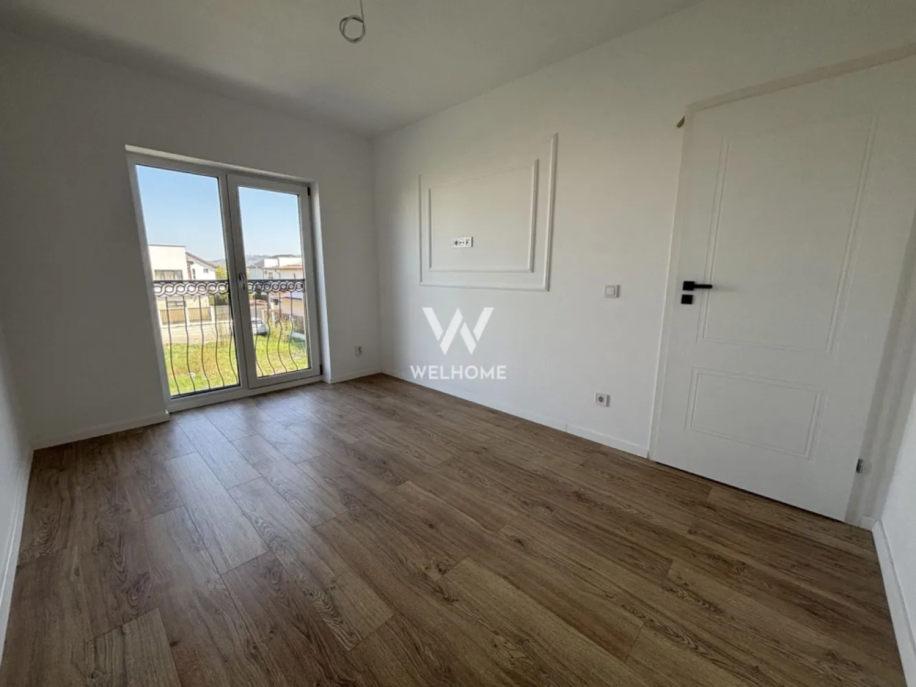 Casa cocheta 4 camere in Selimbar Triajului - Casa 4 camere TEREN 220 mp str. Triajului, Selimbar

O locuință luminoasă și bine compartimentată, situată într-o zonă liniștită, cu acces rapid către magazine, școală, Shopping City și principalele artere ale orașului.

Detalii proprietate:
• Suprafață utilă: 92 mp + balcon
• Suprafață teren: 220 mp
• Curte liberă: 160 mp
• Acces auto în curte – 2 locuri de parcare

Compartimentare:
• Parter: living spațios, bucătărie separată, baie cu geam
• Etaj: 3 dormitoare, baie cu geam, balcon

Finisaje și dotări:
• Interior – LE CHEIE: gresie, faianță, parchet, uși interioare, baile gata echipate, exact cum se observă în poze.
• Exterior – la cheie: fațadă finisată, pavaj premium, gard, poartă pregătită pentru automatizare, gazon.
Modalități de plată: cash sau credit ipotecar

 Preț LA CHEIE: 244.280 Euro 
 Telefon: 0747 639 802