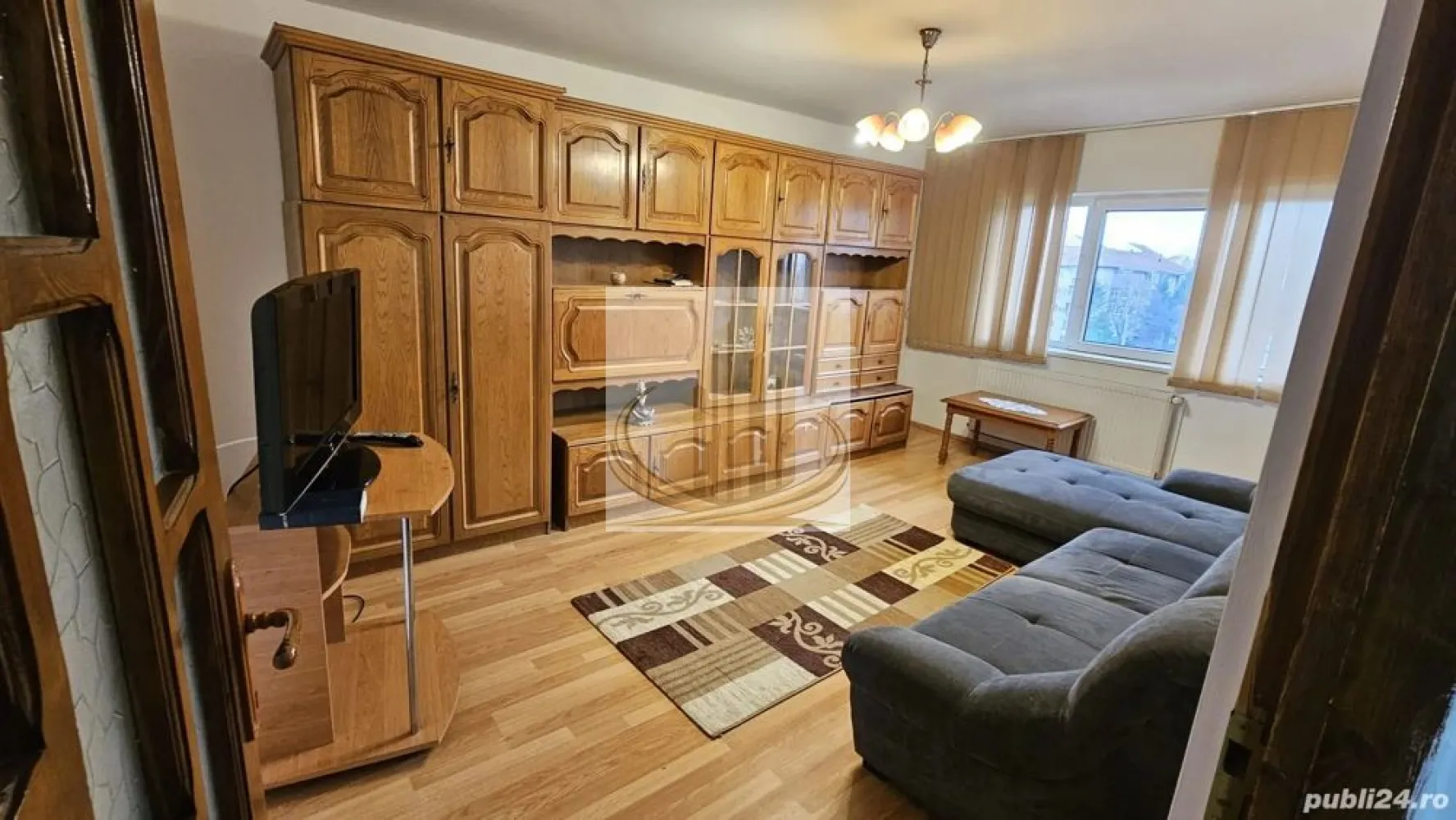Apartament 3 camere + 2 băi | 70 mp | Decomandat | Zona Lunei - Grand Mobilis Imobiliare vă propune spre închiriere un apartament generos cu 3 camere, decomandat, confort 1, situat la etajul 4 din 4, într-o zonă liniștită și apreciată – zona Lunei.

Cu o suprafață utilă de 70 mp, locuința este ideală pentru o familie care își dorește confort sau pentru studenți în căutarea unui spațiu bine organizat.

Apartamentul este bine compartimentat, cu camere spațioase și luminoase, două băi care oferă un plus de confort și intimitate, precum și un ambient plăcut, potrivit pentru relaxare. Fiind decomandat, fiecare încăpere este separată, asigurând funcționalitate și intimitate.

Se închiriază complet mobilat și utilat, fiind pregătit pentru mutare imediată. Este dotat cu centrală proprie pe gaz, aer condiționat, mașină de spălat și televizor.

Un mare avantaj este locația: în fața blocului se află un magazin alimentar și EasyBox, iar Complexul Studențesc se află la aproximativ 10 minute. În apropiere se găsesc centre universitare, magazine și parcuri, iar accesul la mijloacele de transport în comun este rapid și facil.

Zona este liniștită, potrivită pentru locuit, oferind un echilibru foarte bun între confort și accesibilitate.

Acest apartament este o alegere excelentă pentru cei care caută un cămin primitor, bine poziționat și complet echipat.

📞 Disponibil imediat pentru închiriere!
ID intern: CP3049871