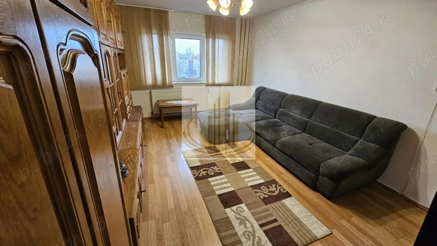 Apartament 3 camere + 2 băi | 70 mp | Decomandat | Zona Lunei - Grand Mobilis Imobiliare vă propune spre închiriere un apartament generos cu 3 camere, decomandat, confort 1, situat la etajul 4 din 4, într-o zonă liniștită și apreciată – zona Lunei.

Cu o suprafață utilă de 70 mp, locuința este ideală pentru o familie care își dorește confort sau pentru studenți în căutarea unui spațiu bine organizat.

Apartamentul este bine compartimentat, cu camere spațioase și luminoase, două băi care oferă un plus de confort și intimitate, precum și un ambient plăcut, potrivit pentru relaxare. Fiind decomandat, fiecare încăpere este separată, asigurând funcționalitate și intimitate.

Se închiriază complet mobilat și utilat, fiind pregătit pentru mutare imediată. Este dotat cu centrală proprie pe gaz, aer condiționat, mașină de spălat și televizor.

Un mare avantaj este locația: în fața blocului se află un magazin alimentar și EasyBox, iar Complexul Studențesc se află la aproximativ 10 minute. În apropiere se găsesc centre universitare, magazine și parcuri, iar accesul la mijloacele de transport în comun este rapid și facil.

Zona este liniștită, potrivită pentru locuit, oferind un echilibru foarte bun între confort și accesibilitate.

Acest apartament este o alegere excelentă pentru cei care caută un cămin primitor, bine poziționat și complet echipat.

📞 Disponibil imediat pentru închiriere!
ID intern: CP3049871