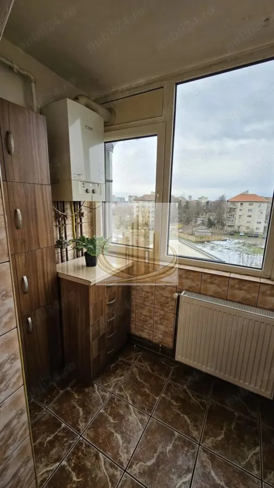 Apartament 3 camere + 2 băi | 70 mp | Decomandat | Zona Lunei - Grand Mobilis Imobiliare vă propune spre închiriere un apartament generos cu 3 camere, decomandat, confort 1, situat la etajul 4 din 4, într-o zonă liniștită și apreciată – zona Lunei.

Cu o suprafață utilă de 70 mp, locuința este ideală pentru o familie care își dorește confort sau pentru studenți în căutarea unui spațiu bine organizat.

Apartamentul este bine compartimentat, cu camere spațioase și luminoase, două băi care oferă un plus de confort și intimitate, precum și un ambient plăcut, potrivit pentru relaxare. Fiind decomandat, fiecare încăpere este separată, asigurând funcționalitate și intimitate.

Se închiriază complet mobilat și utilat, fiind pregătit pentru mutare imediată. Este dotat cu centrală proprie pe gaz, aer condiționat, mașină de spălat și televizor.

Un mare avantaj este locația: în fața blocului se află un magazin alimentar și EasyBox, iar Complexul Studențesc se află la aproximativ 10 minute. În apropiere se găsesc centre universitare, magazine și parcuri, iar accesul la mijloacele de transport în comun este rapid și facil.

Zona este liniștită, potrivită pentru locuit, oferind un echilibru foarte bun între confort și accesibilitate.

Acest apartament este o alegere excelentă pentru cei care caută un cămin primitor, bine poziționat și complet echipat.

📞 Disponibil imediat pentru închiriere!
ID intern: CP3049871